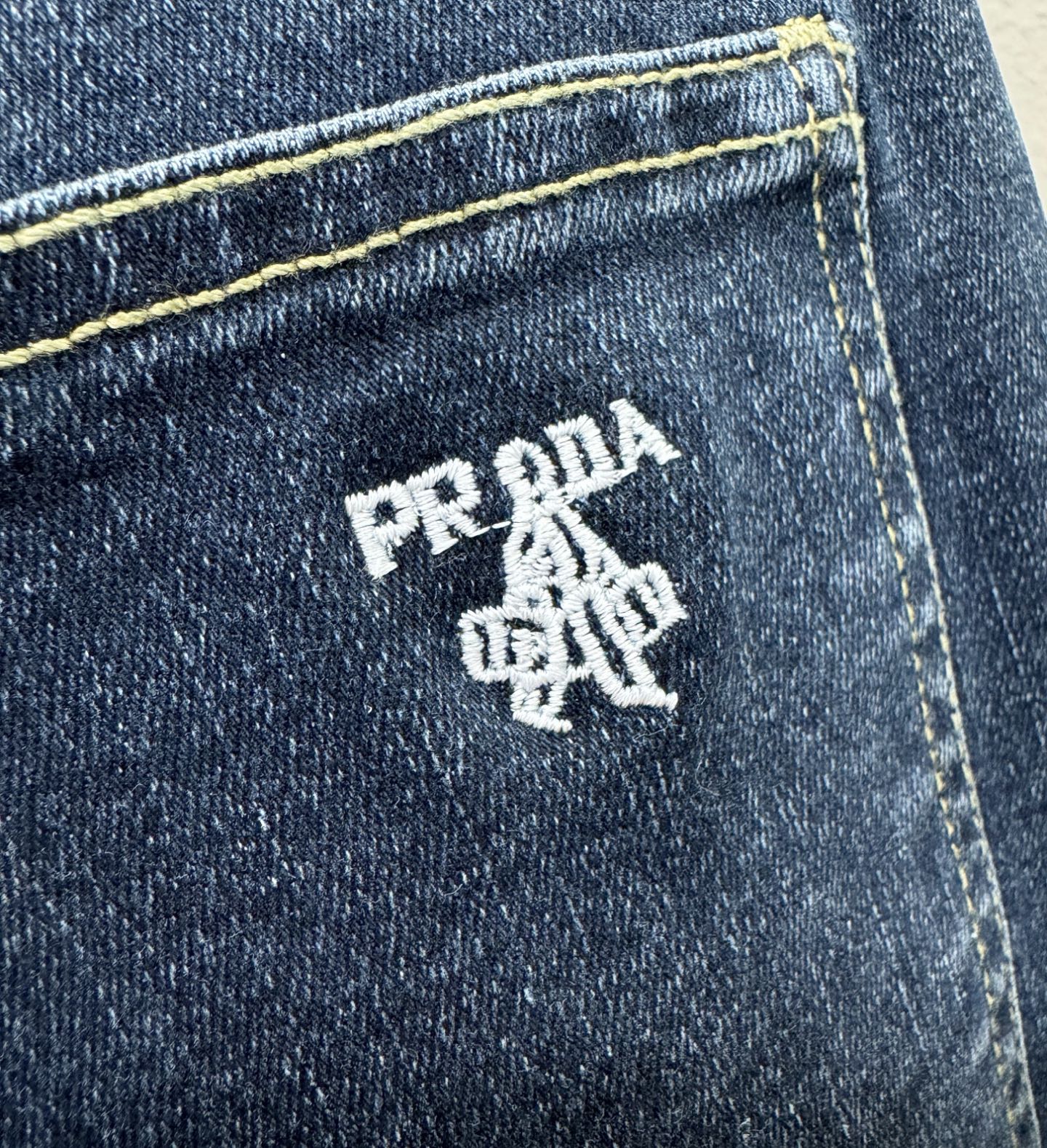 PRADA普拉达 专柜新品，原版牛仔裤 原版重工打造，品牌经典LOGO设计，三标齐全！原版五金辅料。专柜