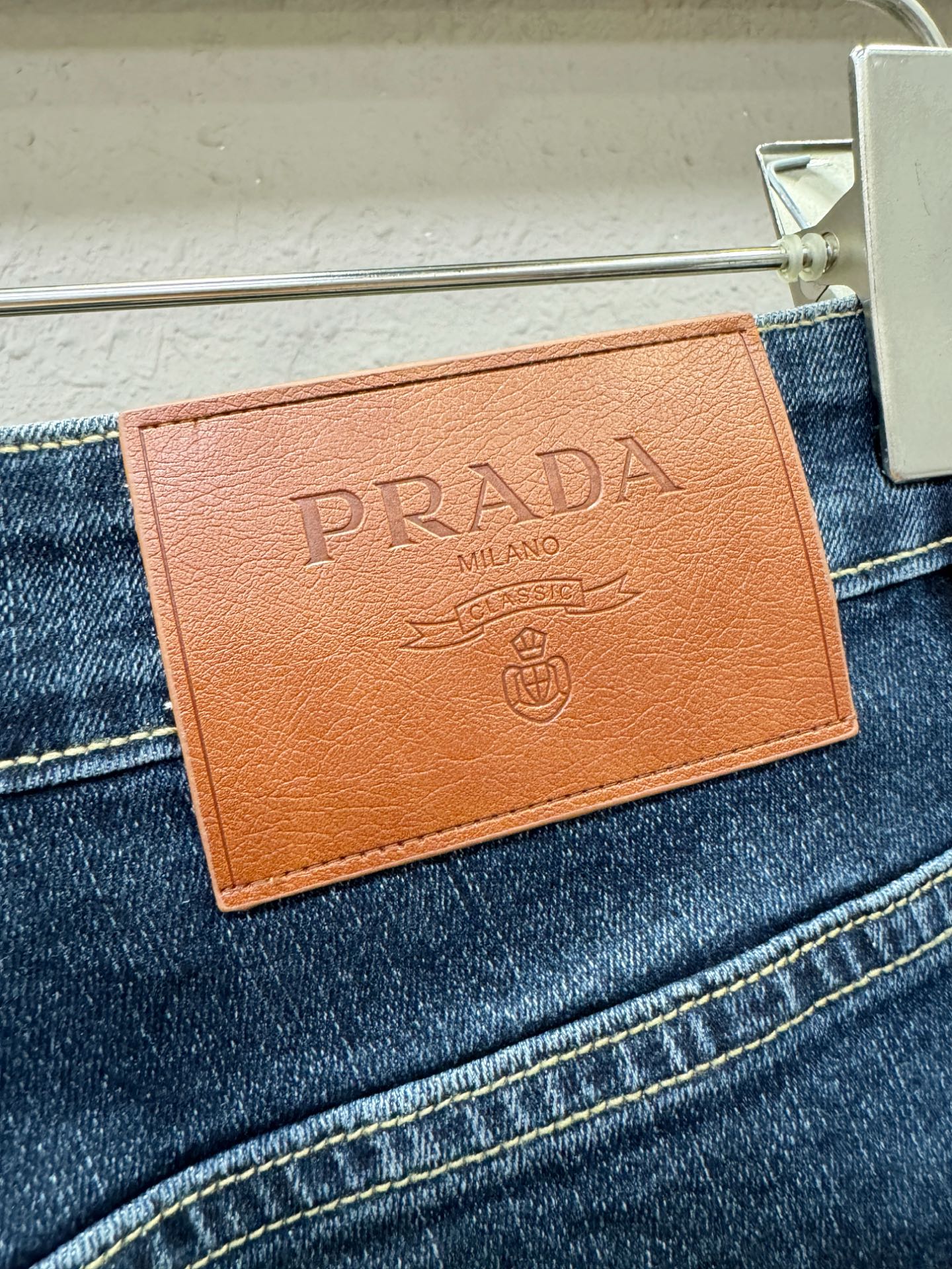 PRADA普拉达 专柜新品，原版牛仔裤 原版重工打造，品牌经典LOGO设计，三标齐全！原版五金辅料。专柜