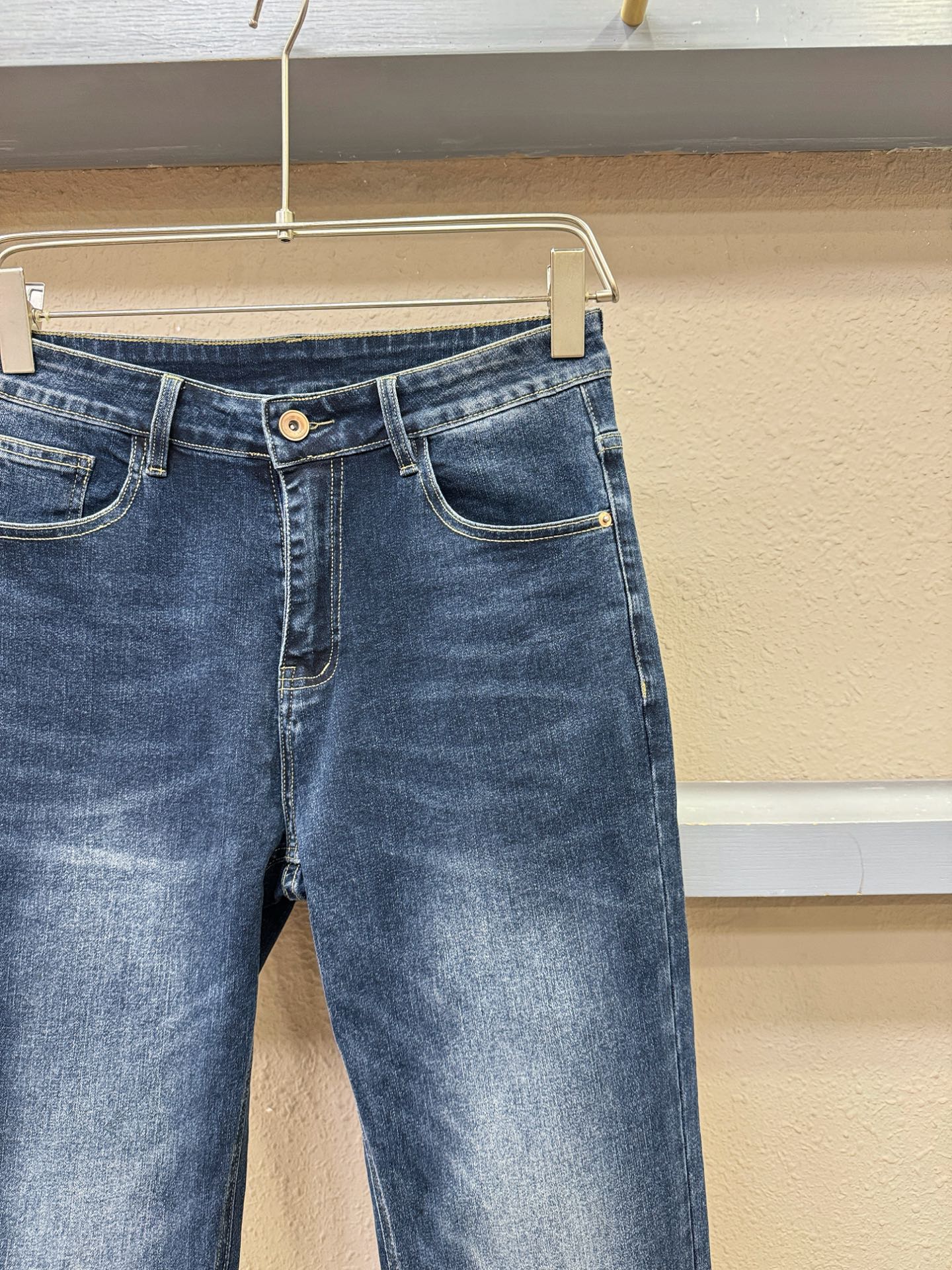 PRADA普拉达 专柜新品，原版牛仔裤 原版重工打造，品牌经典LOGO设计，三标齐全！原版五金辅料。专柜