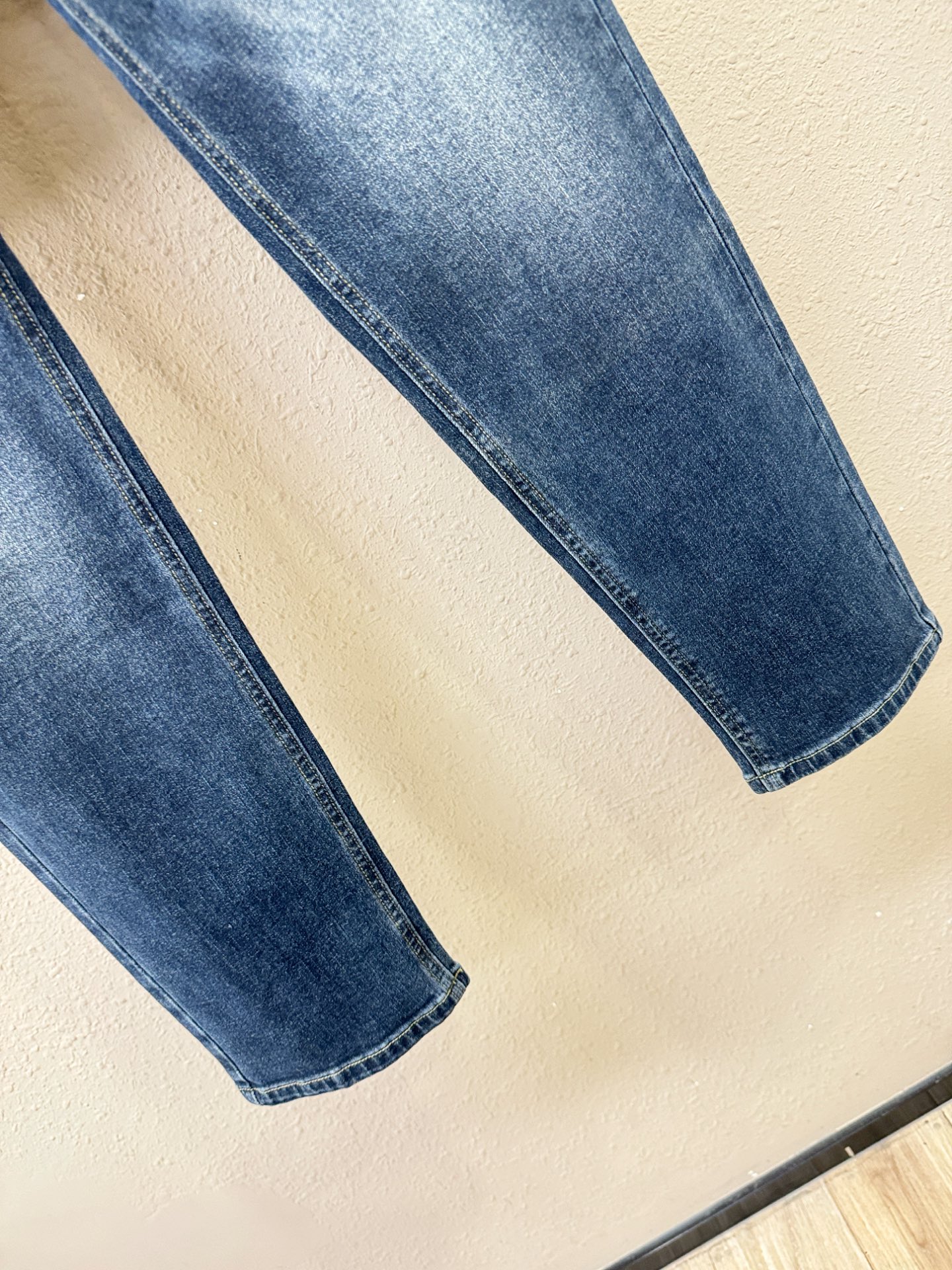 PRADA普拉达 专柜新品，原版牛仔裤 原版重工打造，品牌经典LOGO设计，三标齐全！原版五金辅料。专柜