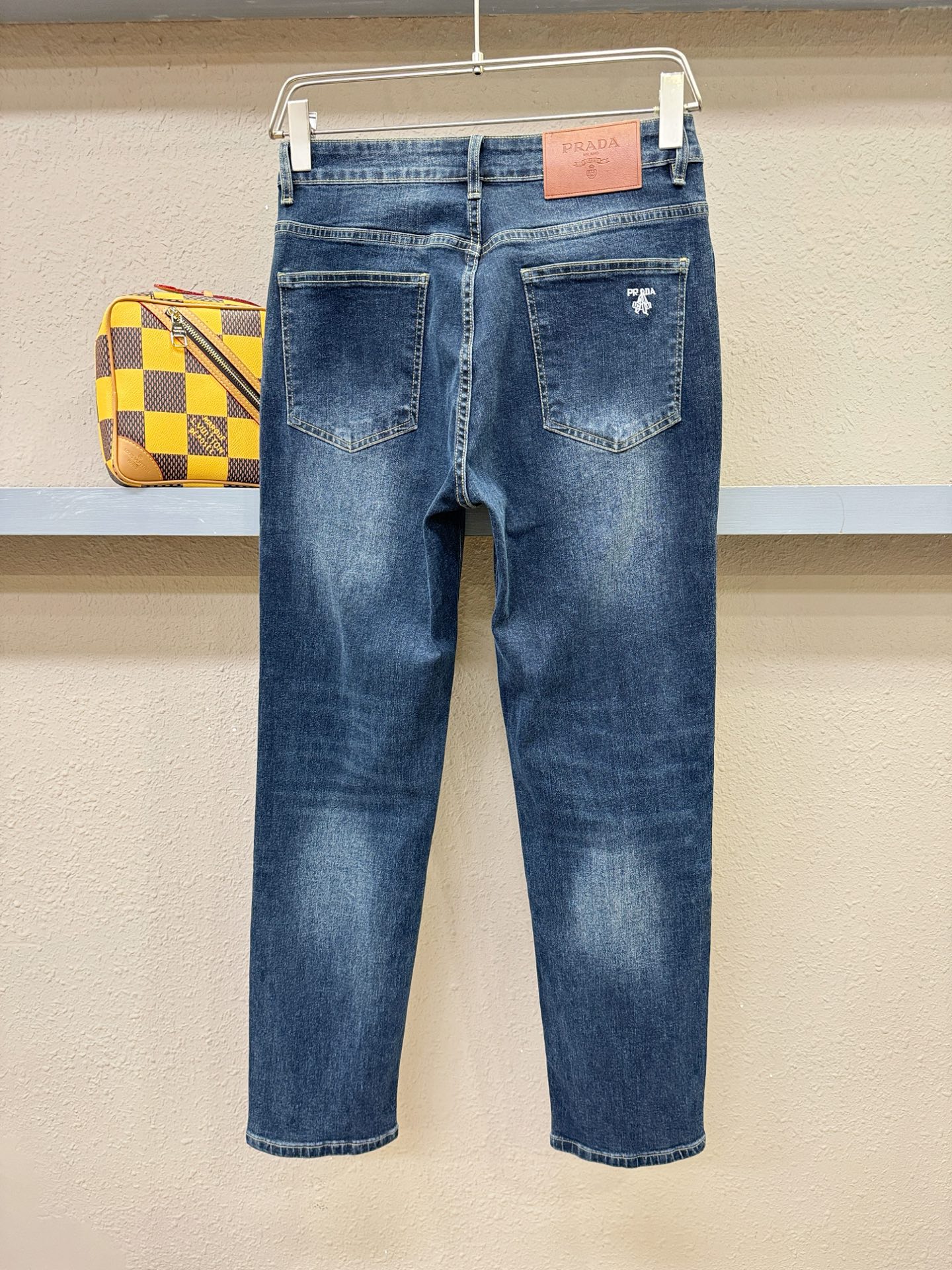 PRADA普拉达 专柜新品，原版牛仔裤 原版重工打造，品牌经典LOGO设计，三标齐全！原版五金辅料。专柜