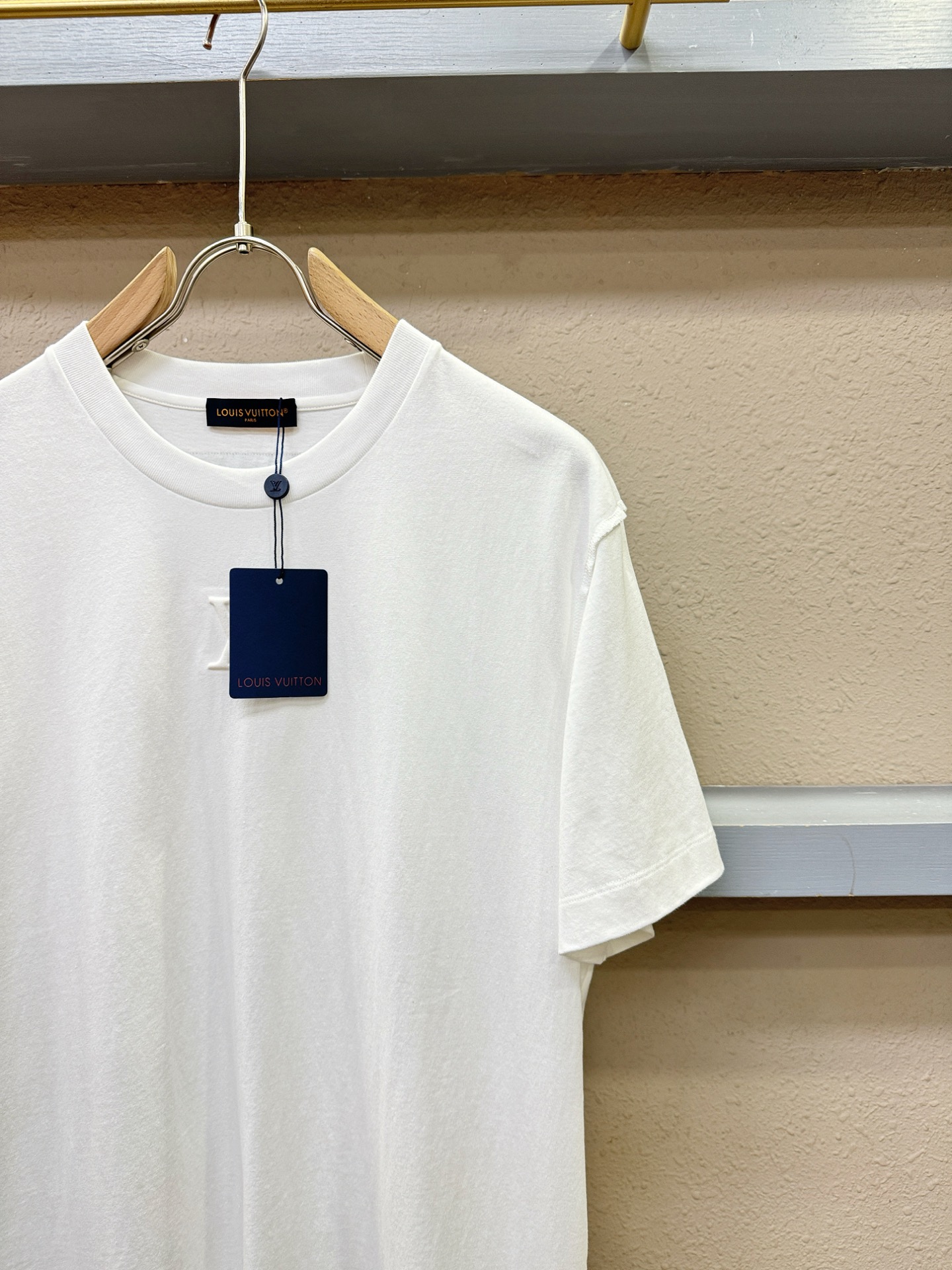 LV路易威登 2026新款短袖T恤！走秀图案时尚休闲短袖T恤衫！设计logo设计！极具设计精选客供面料，