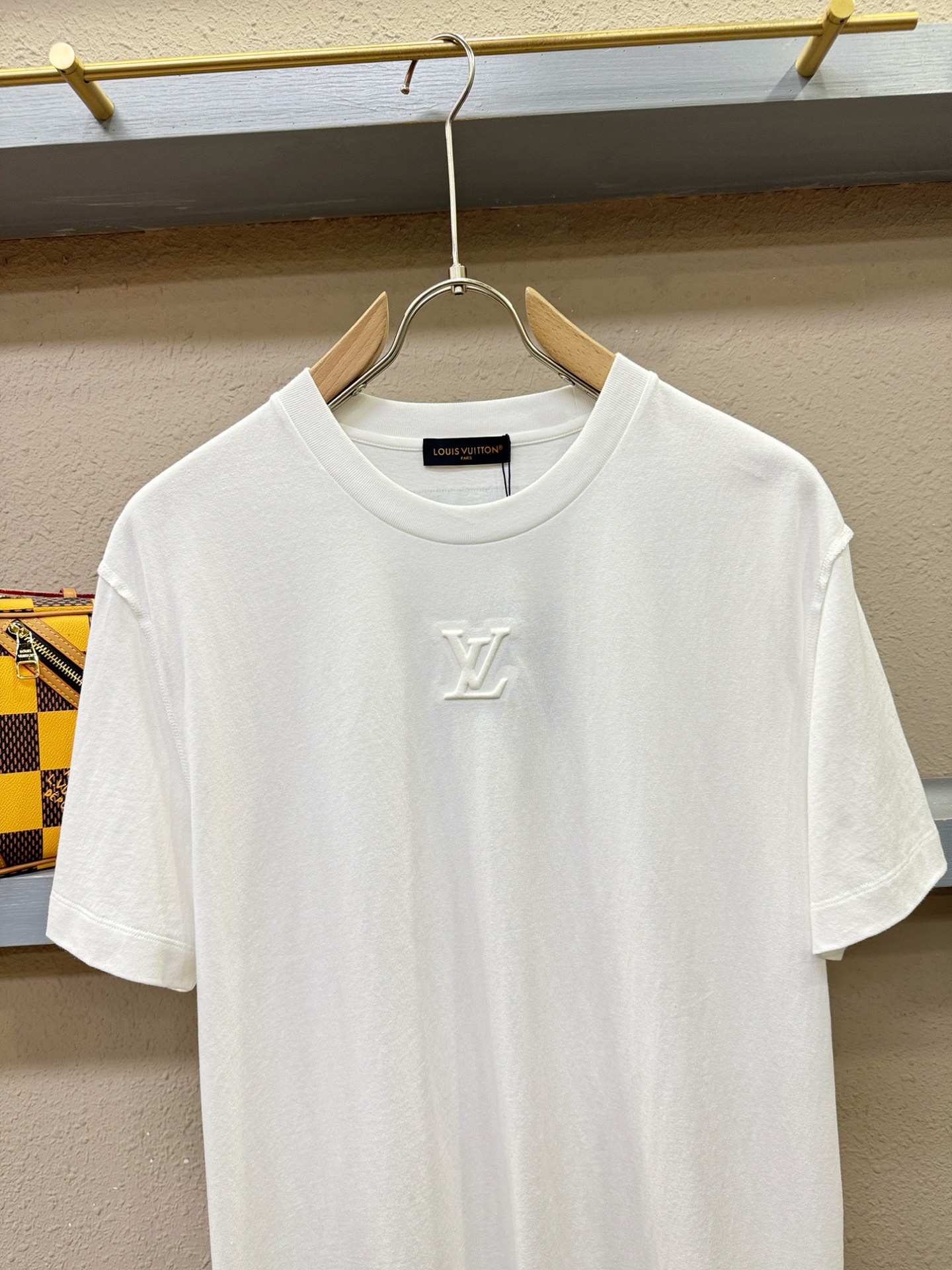 LV路易威登 2026新款短袖T恤！走秀图案时尚休闲短袖T恤衫！设计logo设计！极具设计精选客供面料，