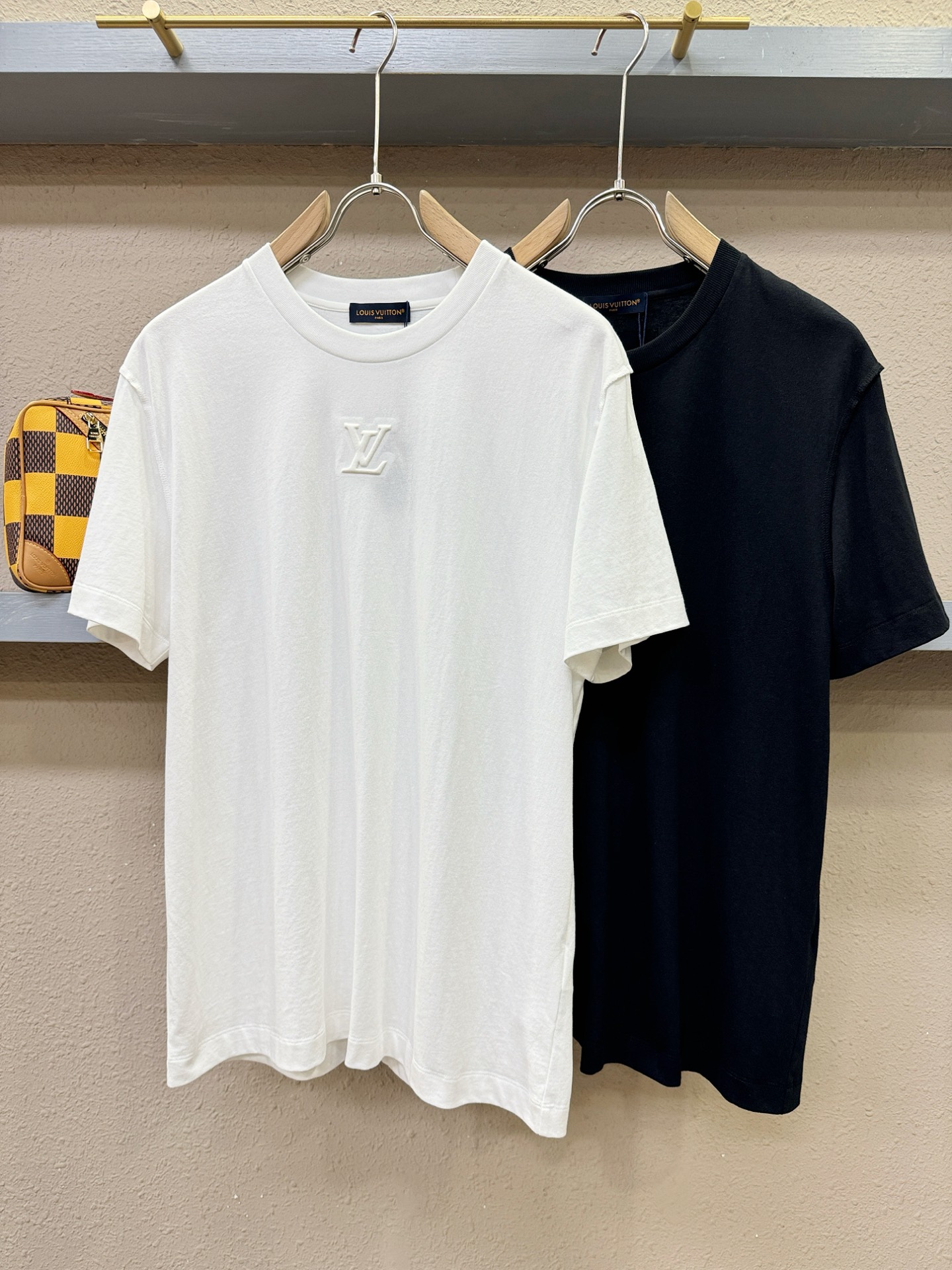 LV路易威登 2026新款短袖T恤！走秀图案时尚休闲短袖T恤衫！设计logo设计！极具设计精选客供面料，