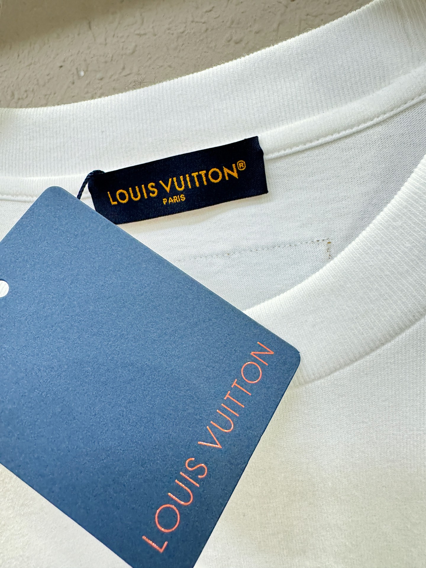 LV路易威登 2026新款短袖T恤！走秀图案时尚休闲短袖T恤衫！设计logo设计！极具设计精选客供面料，