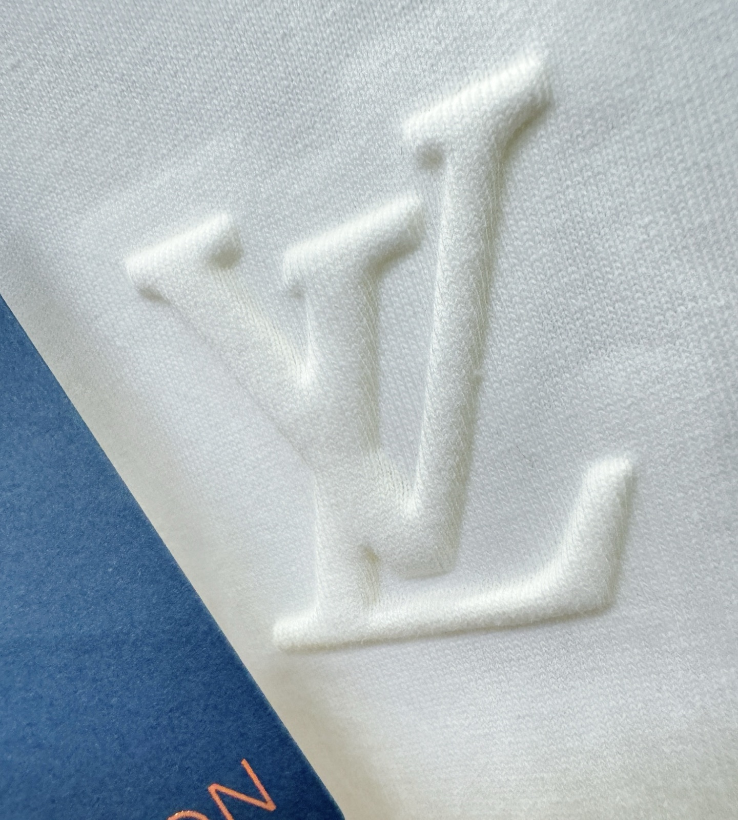 LV路易威登 2026新款短袖T恤！走秀图案时尚休闲短袖T恤衫！设计logo设计！极具设计精选客供面料，