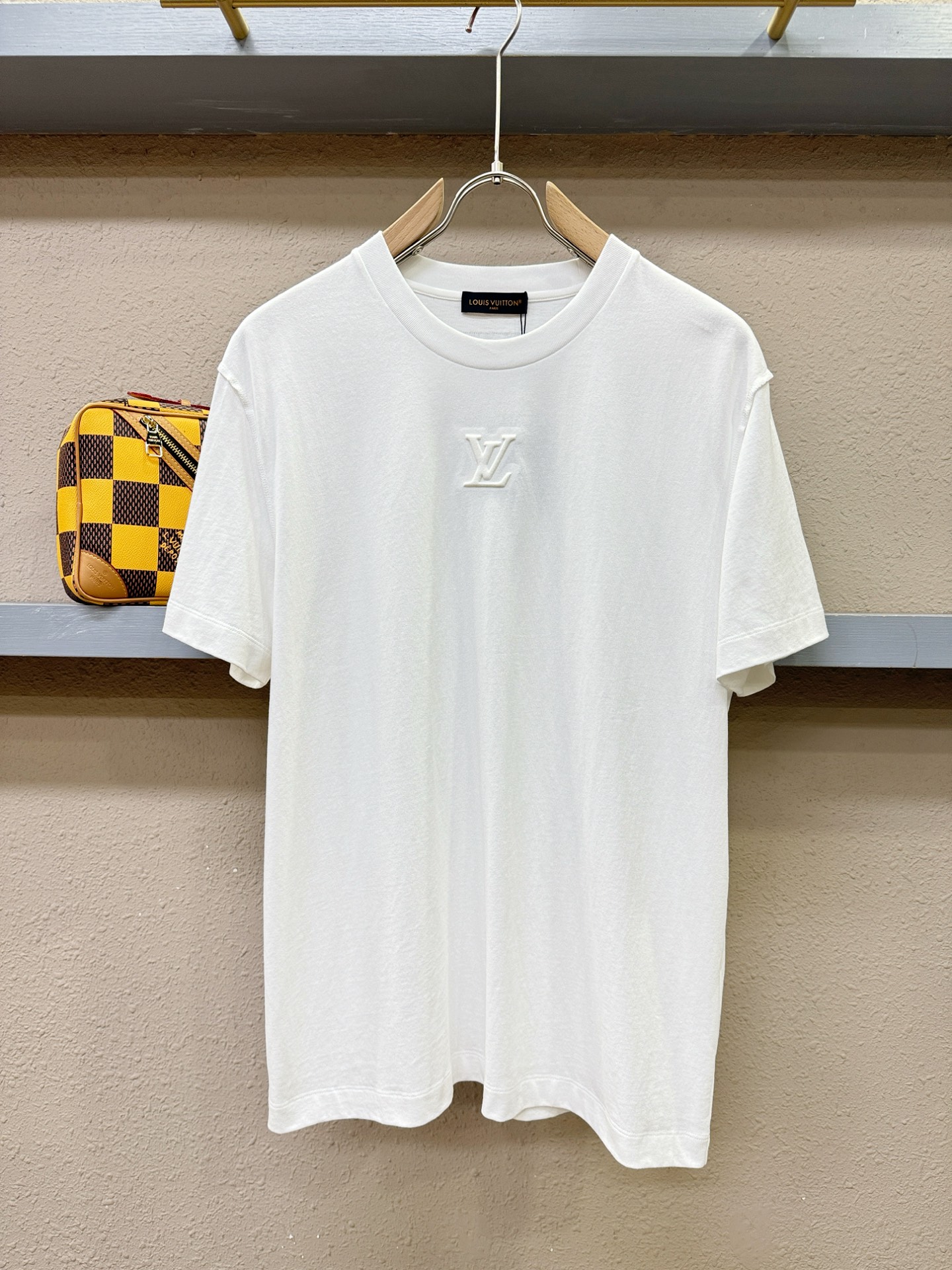 LV路易威登 2026新款短袖T恤！走秀图案时尚休闲短袖T恤衫！设计logo设计！极具设计精选客供面料，