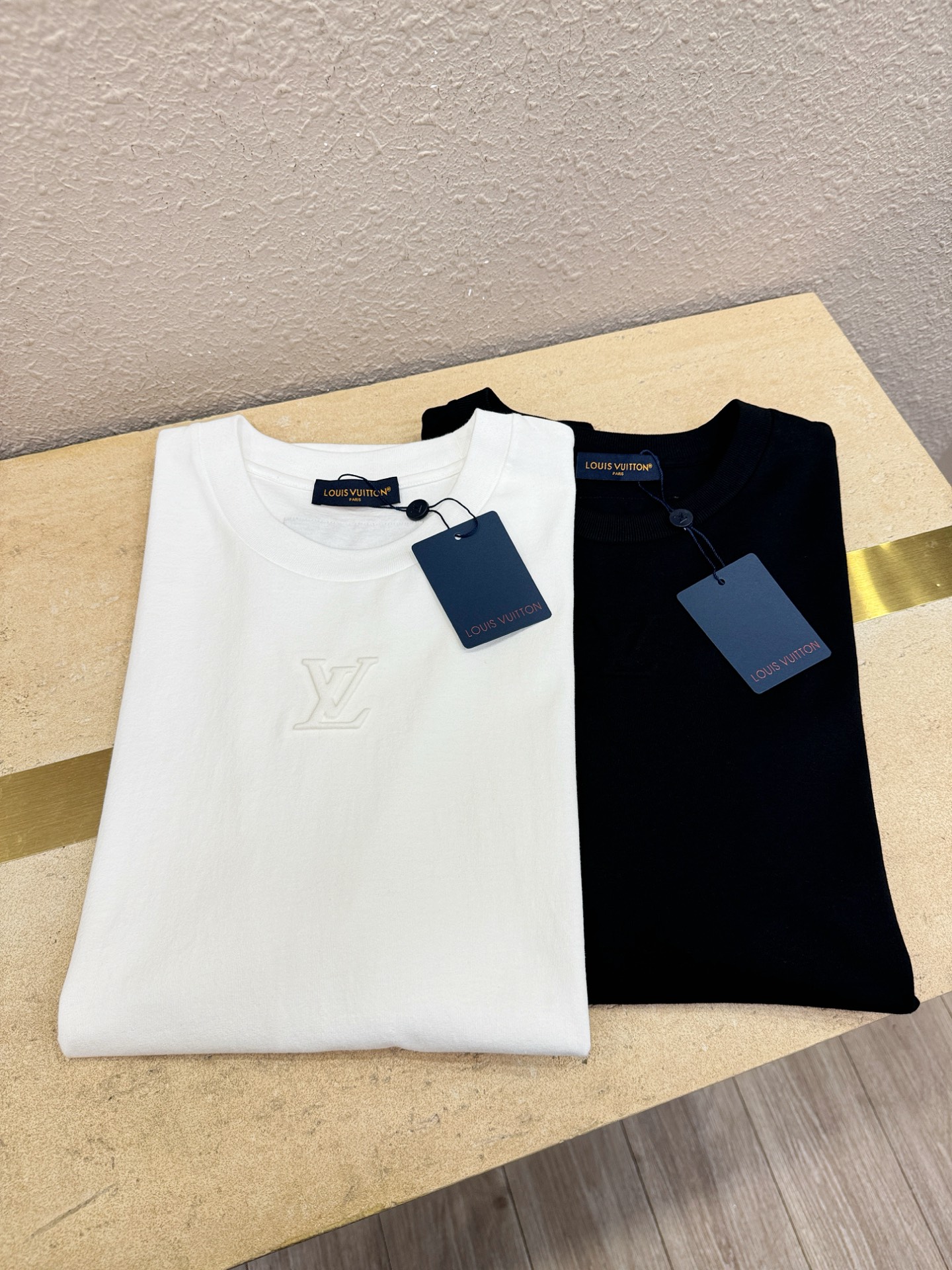 LV路易威登 2026新款短袖T恤！走秀图案时尚休闲短袖T恤衫！设计logo设计！极具设计精选客供面料，