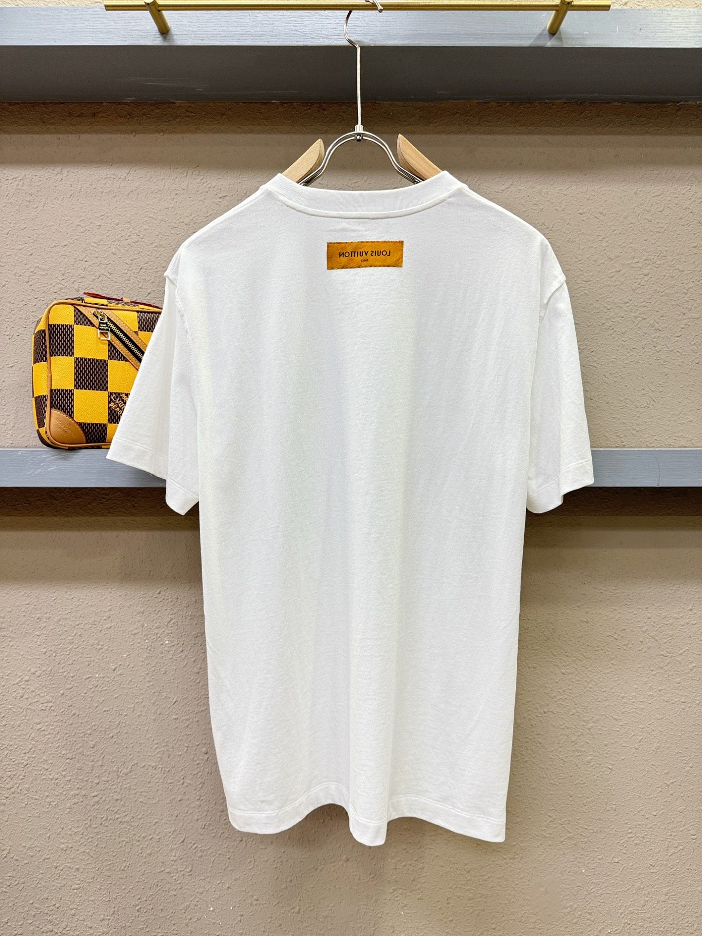 LV路易威登 2026新款短袖T恤！走秀图案时尚休闲短袖T恤衫！设计logo设计！极具设计精选客供面料，