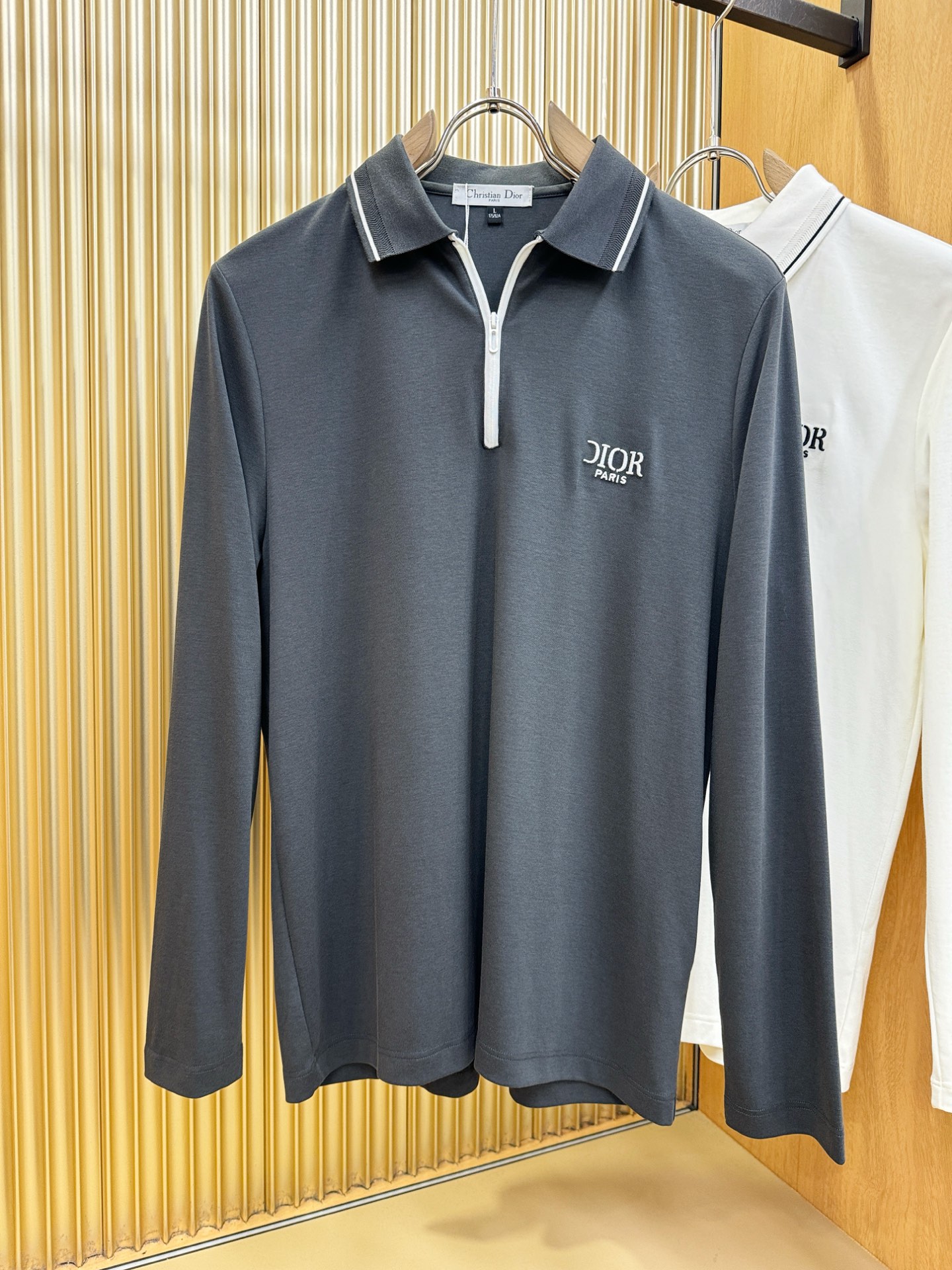 Dior迪奥 新品 长袖翻领，经典Logo设计，百搭款 官网同步发售 定制面料，柔软细腻 舒适透气，亲肤