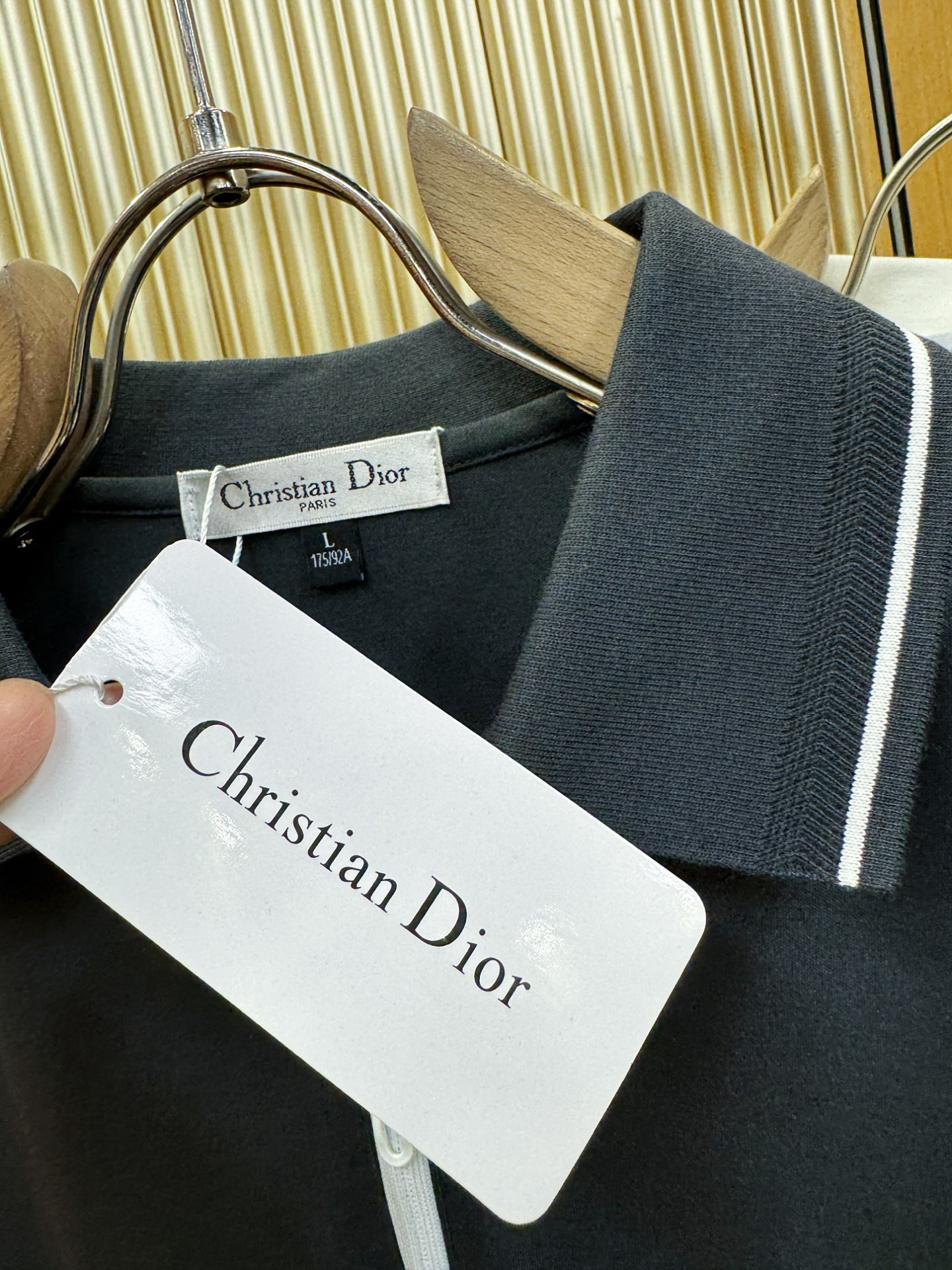 Dior迪奥 新品 长袖翻领，经典Logo设计，百搭款 官网同步发售 定制面料，柔软细腻 舒适透气，亲肤