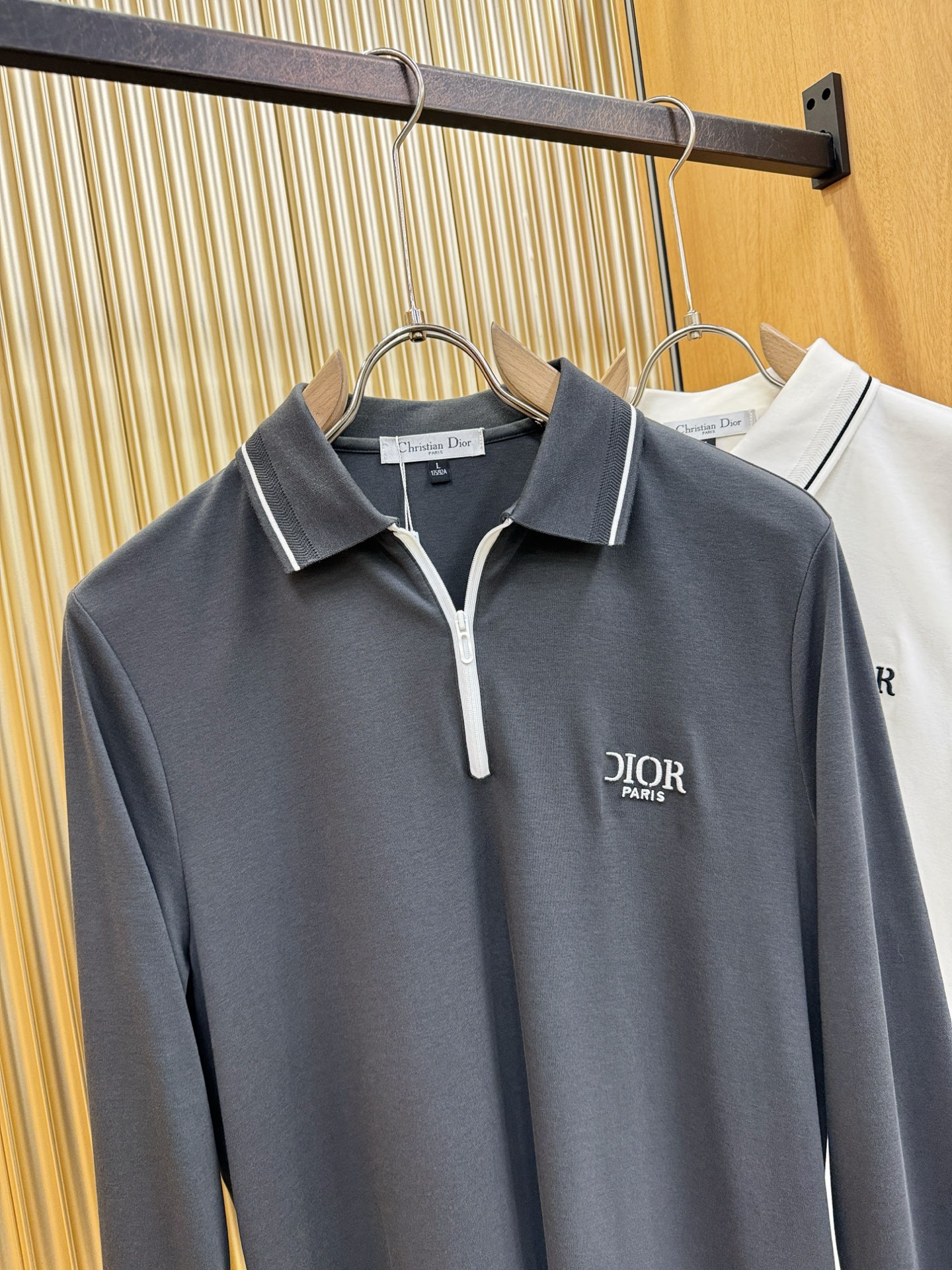 Dior迪奥 新品 长袖翻领，经典Logo设计，百搭款 官网同步发售 定制面料，柔软细腻 舒适透气，亲肤