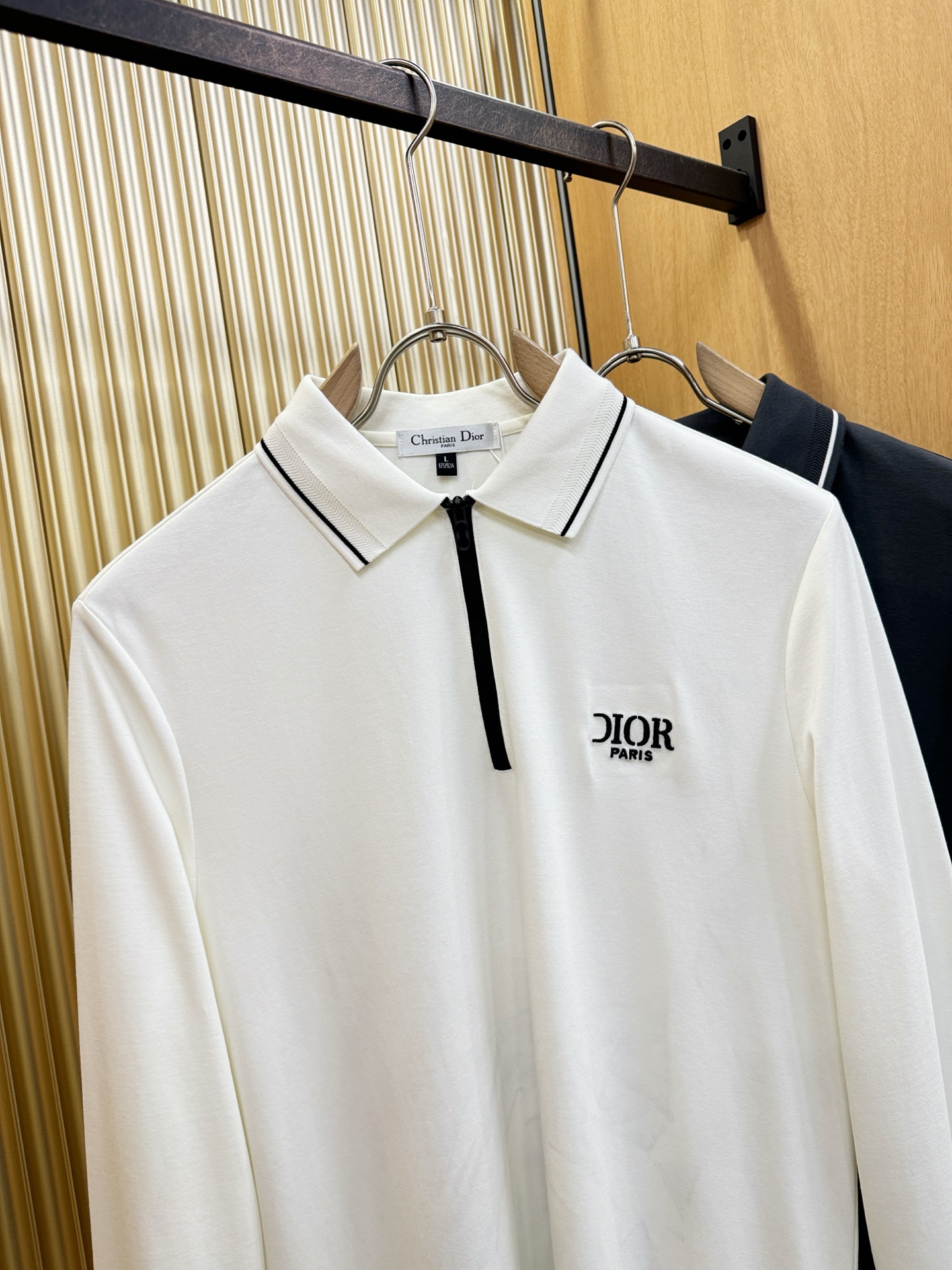 Dior迪奥 新品 长袖翻领，经典Logo设计，百搭款 官网同步发售 定制面料，柔软细腻 舒适透气，亲肤