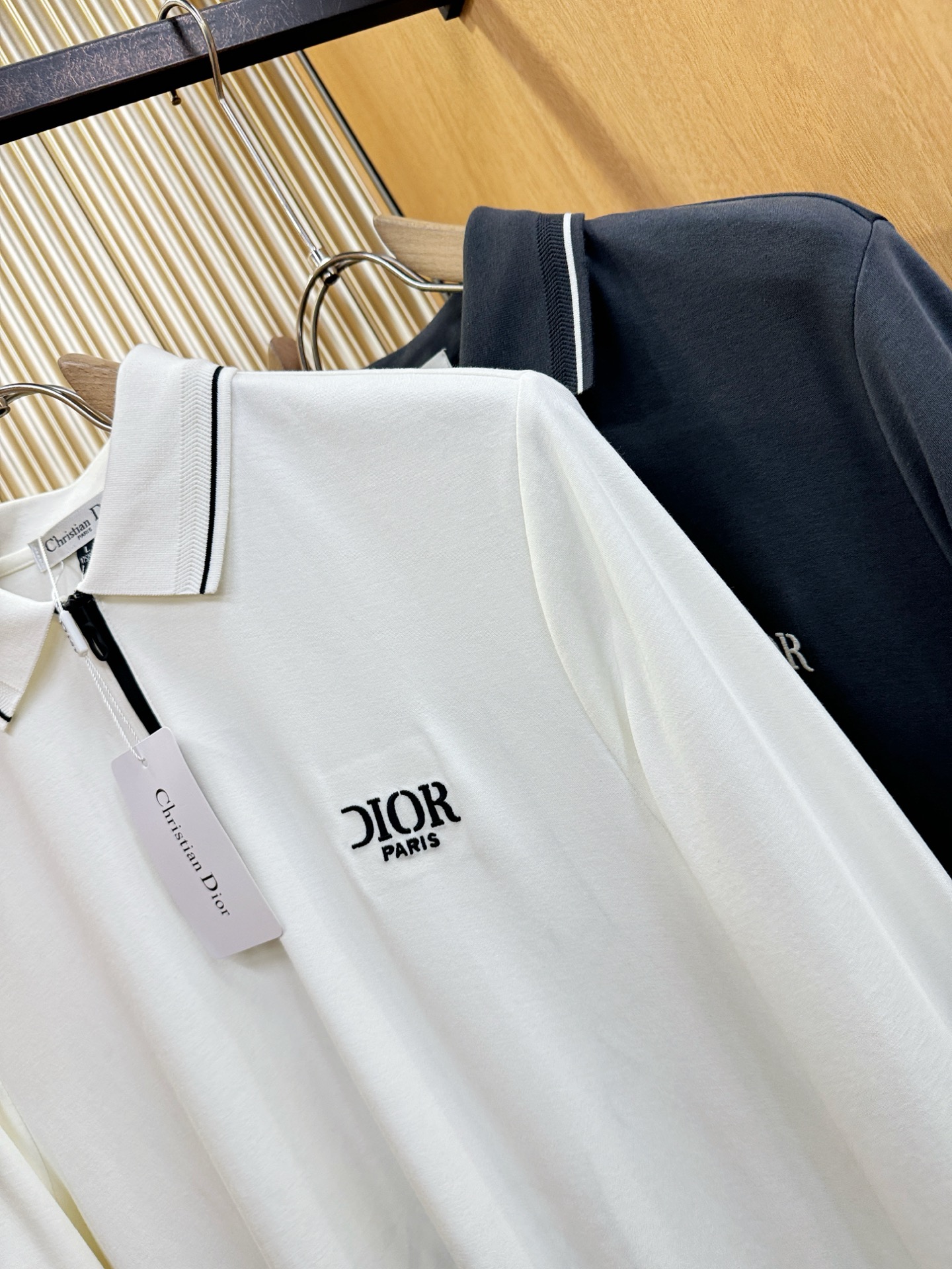 Dior迪奥 新品 长袖翻领，经典Logo设计，百搭款 官网同步发售 定制面料，柔软细腻 舒适透气，亲肤