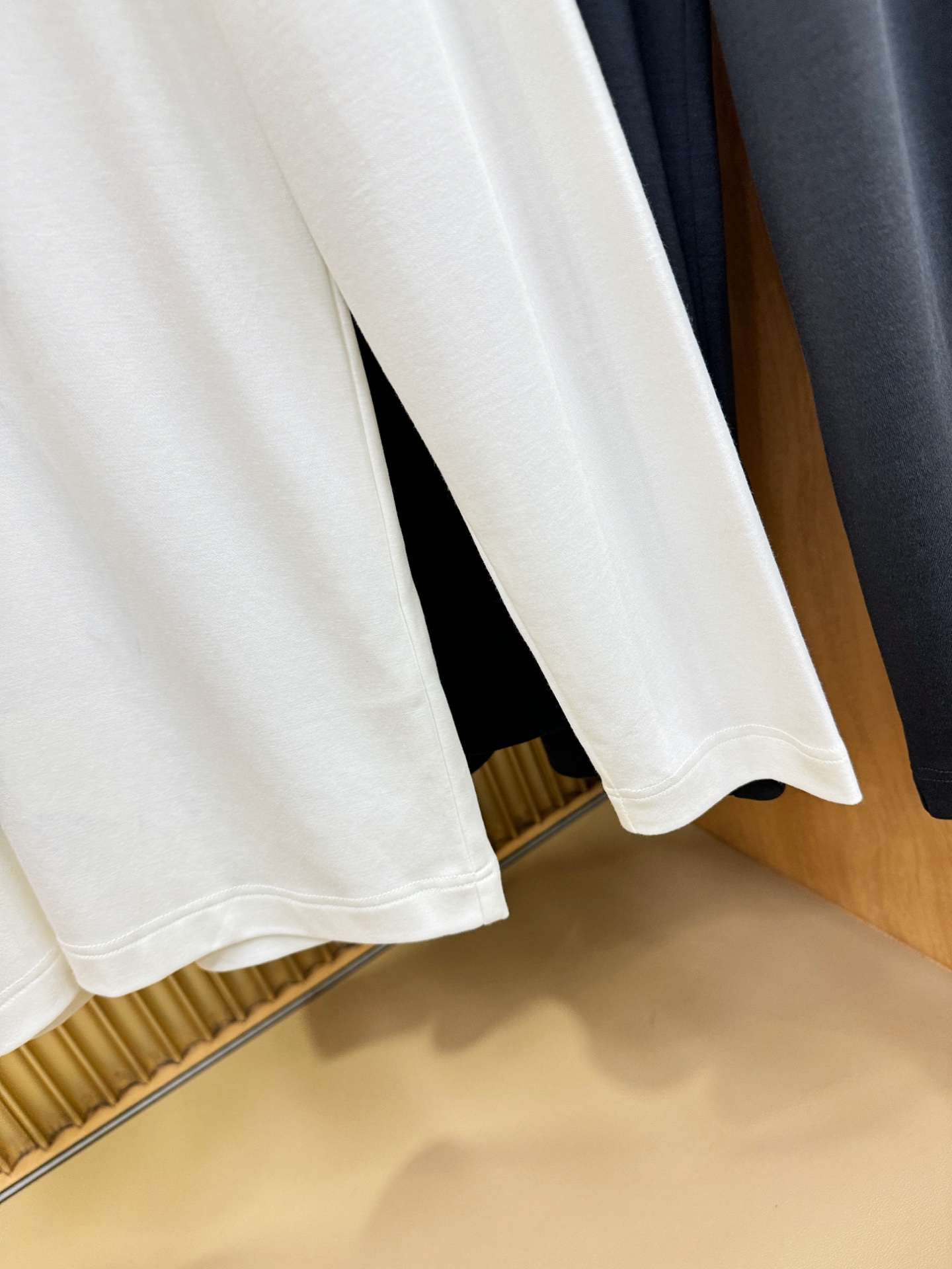 Dior迪奥 新品 长袖翻领，经典Logo设计，百搭款 官网同步发售 定制面料，柔软细腻 舒适透气，亲肤