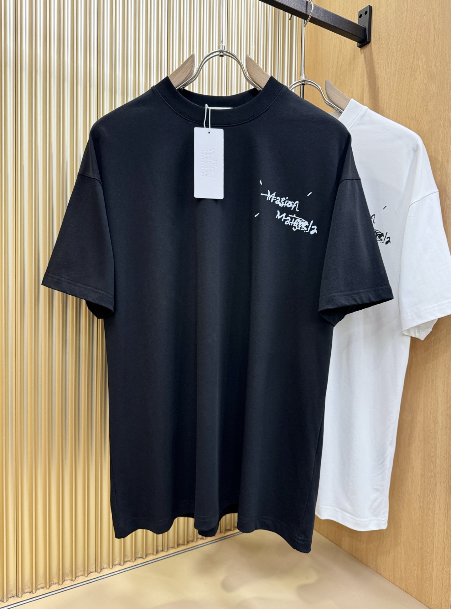 马吉拉 2026新款短袖T恤！走秀图案时尚休闲短袖T恤衫！设计logo设计！极具设计精选客供面料，手感柔