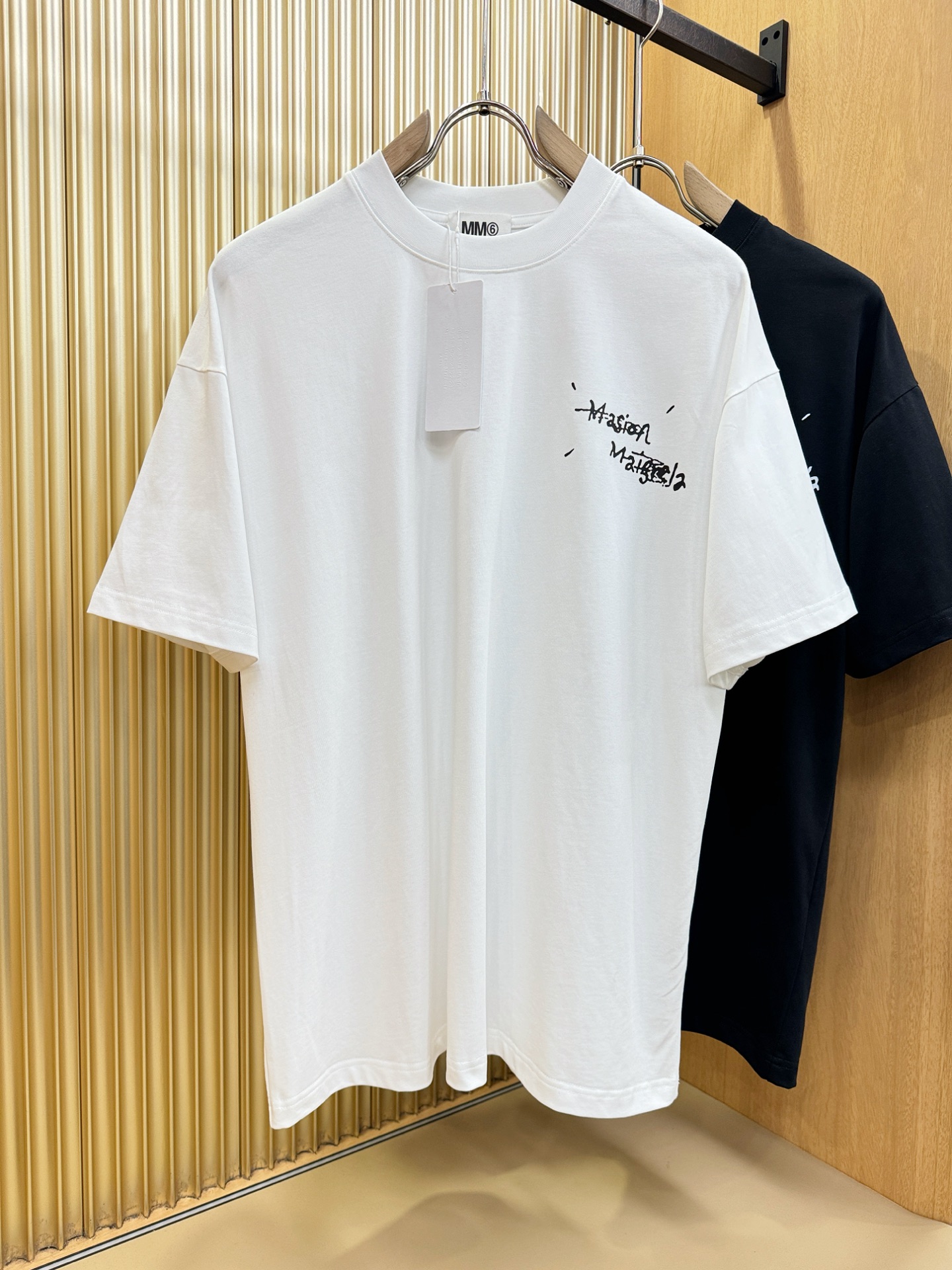 马吉拉 2026新款短袖T恤！走秀图案时尚休闲短袖T恤衫！设计logo设计！极具设计精选客供面料，手感柔