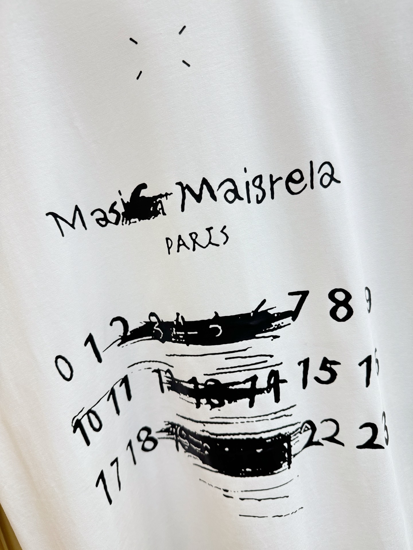 马吉拉 2026新款短袖T恤！走秀图案时尚休闲短袖T恤衫！设计logo设计！极具设计精选客供面料，手感柔