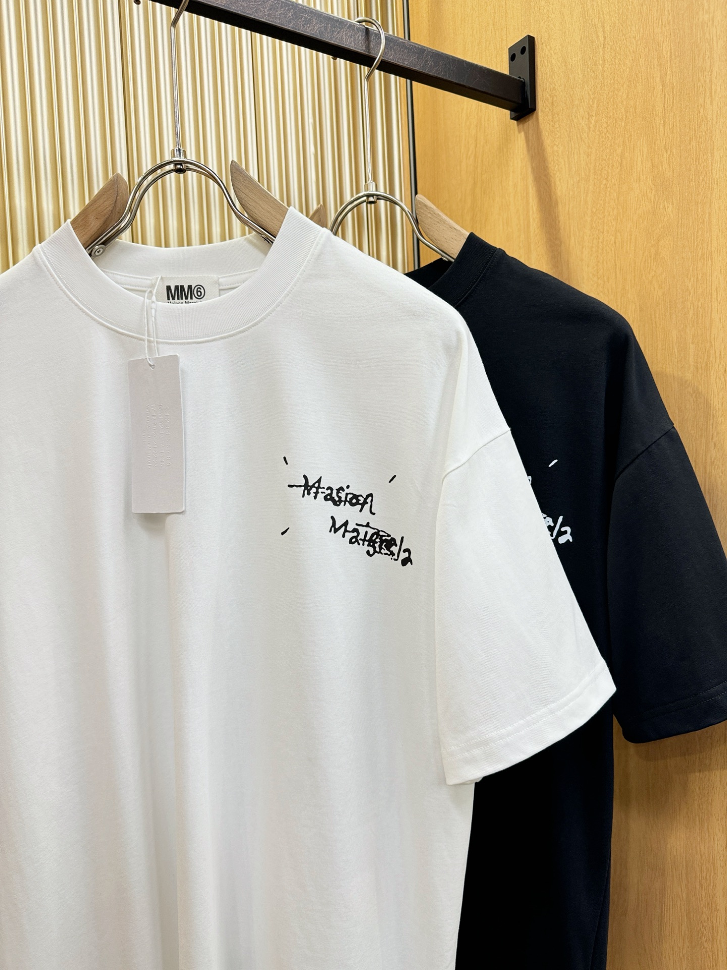 马吉拉 2026新款短袖T恤！走秀图案时尚休闲短袖T恤衫！设计logo设计！极具设计精选客供面料，手感柔