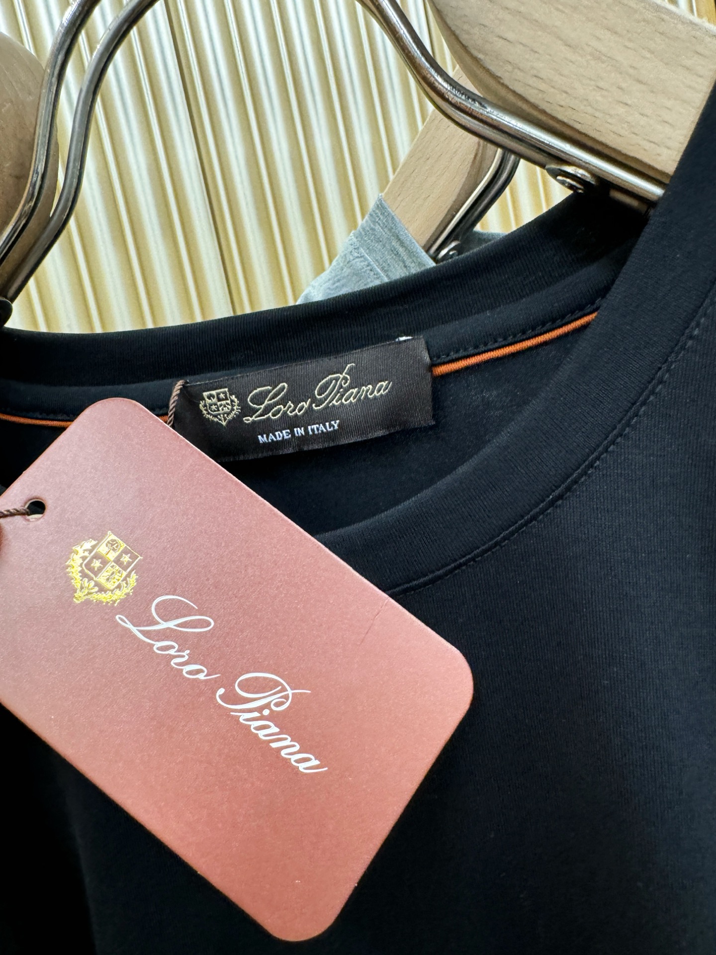 Loro Piana诺悠翩雅 顶级品质 2026新品短袖！原版定制面料，手感柔软。顶级进口私货，时尚设计