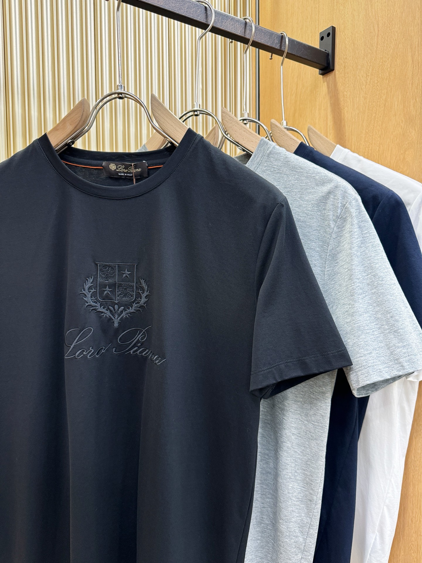 Loro Piana诺悠翩雅 顶级品质 2026新品短袖！原版定制面料，手感柔软。顶级进口私货，时尚设计