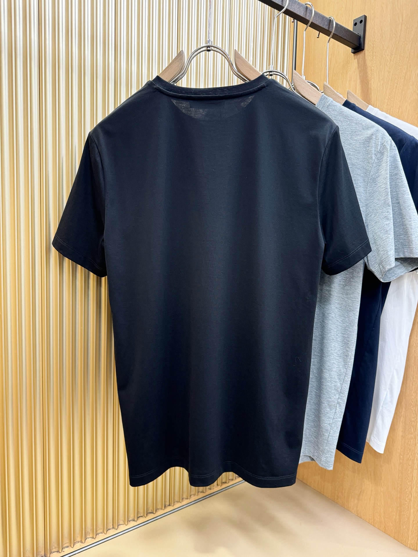 Loro Piana诺悠翩雅 顶级品质 2026新品短袖！原版定制面料，手感柔软。顶级进口私货，时尚设计