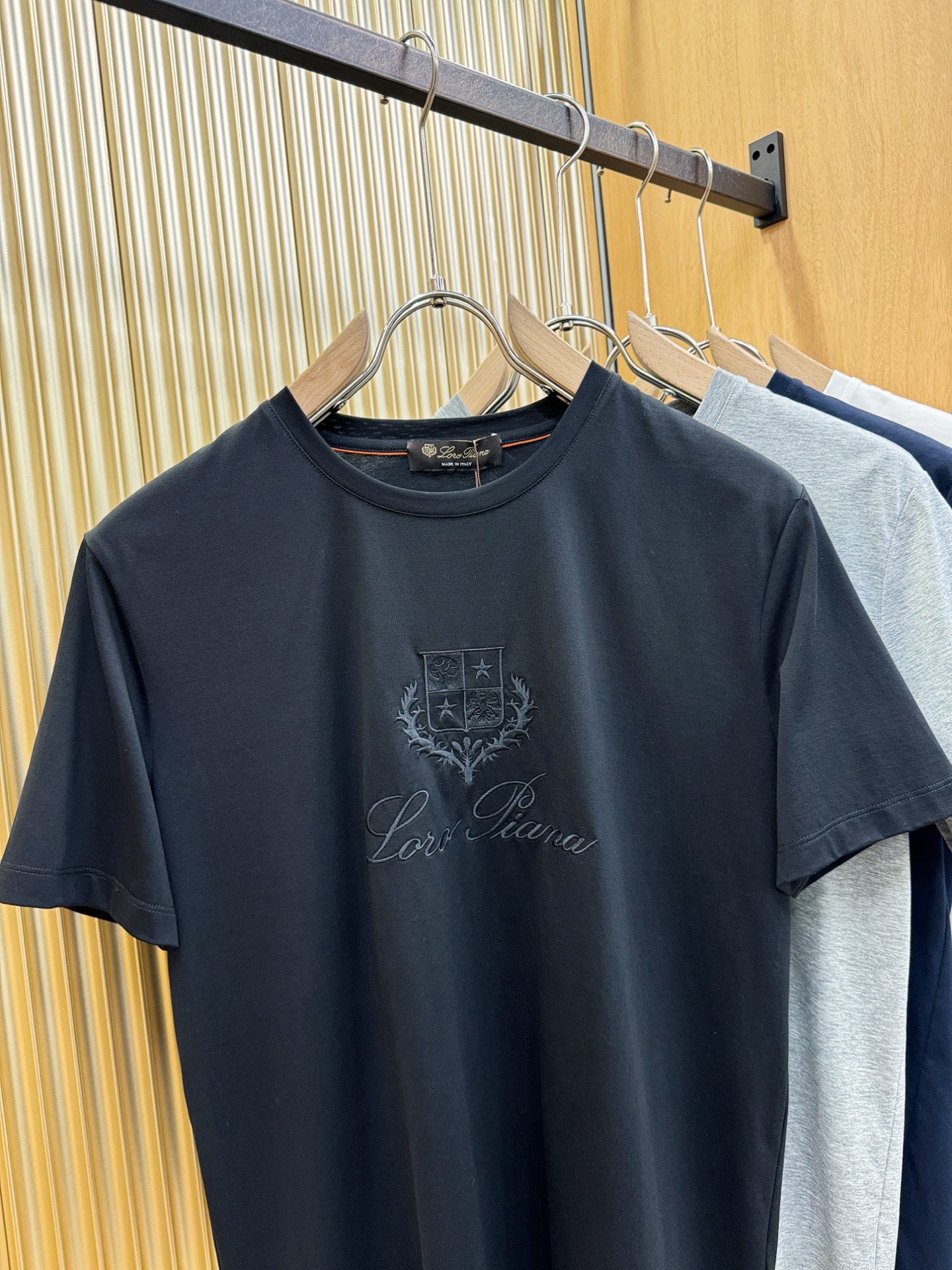 Loro Piana诺悠翩雅 顶级品质 2026新品短袖！原版定制面料，手感柔软。顶级进口私货，时尚设计