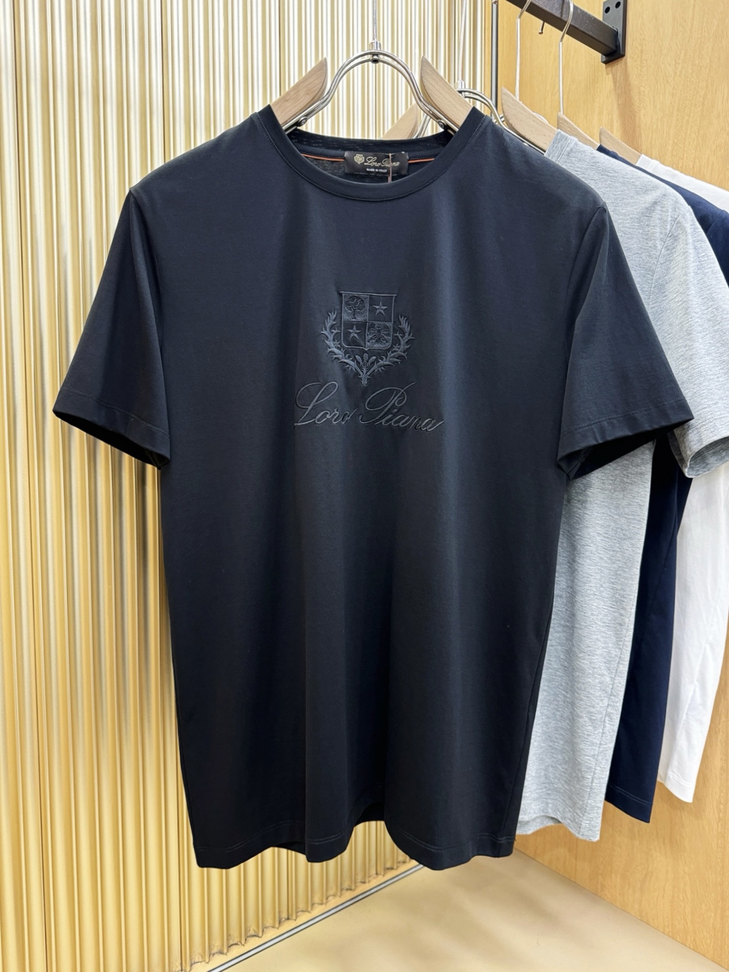 Loro Piana诺悠翩雅 顶级品质 2026新品短袖！原版定制面料，手感柔软。顶级进口私货，时尚设计