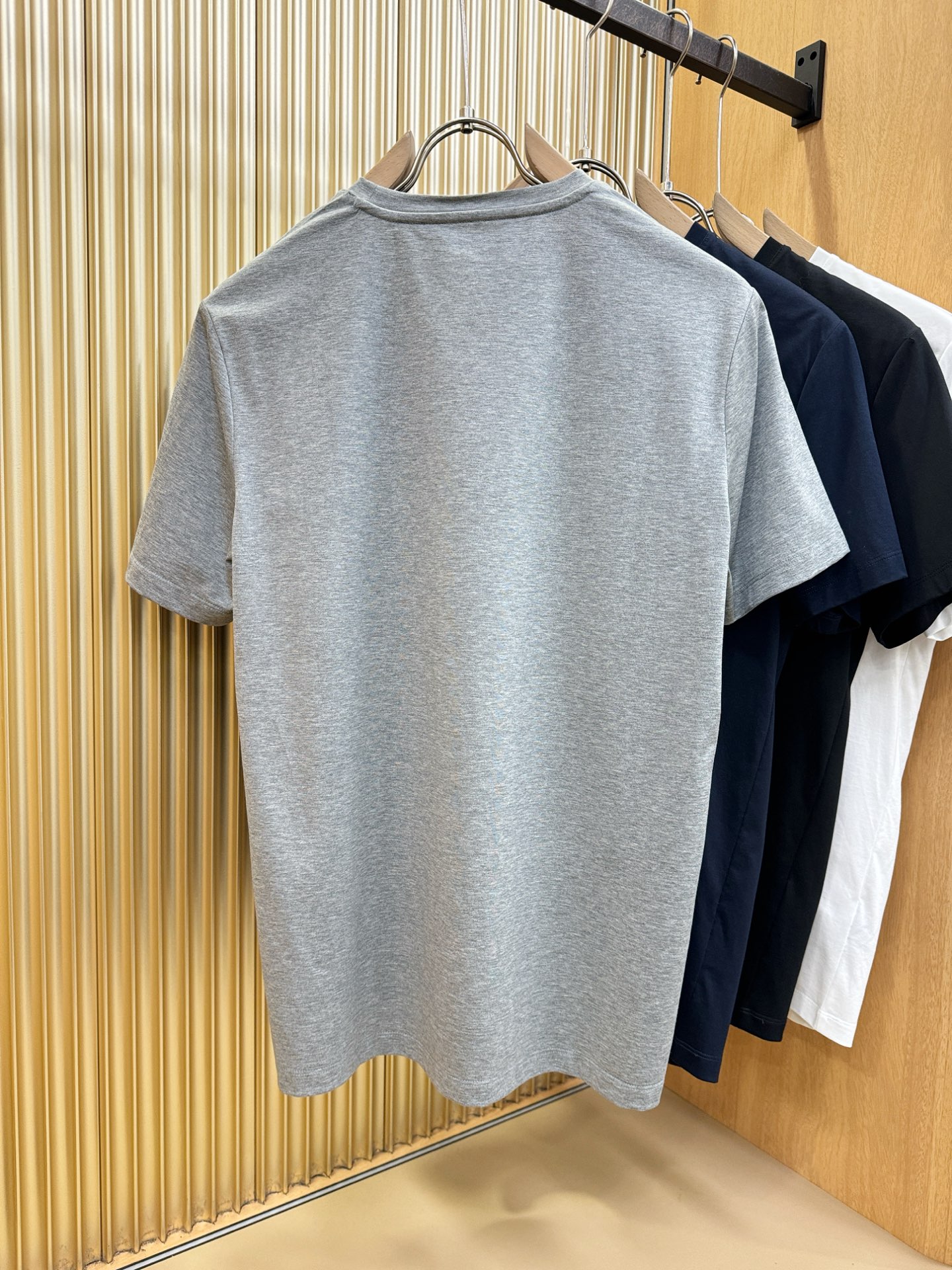 Loro Piana诺悠翩雅 顶级品质 2026新品短袖！原版定制面料，手感柔软。顶级进口私货，时尚设计