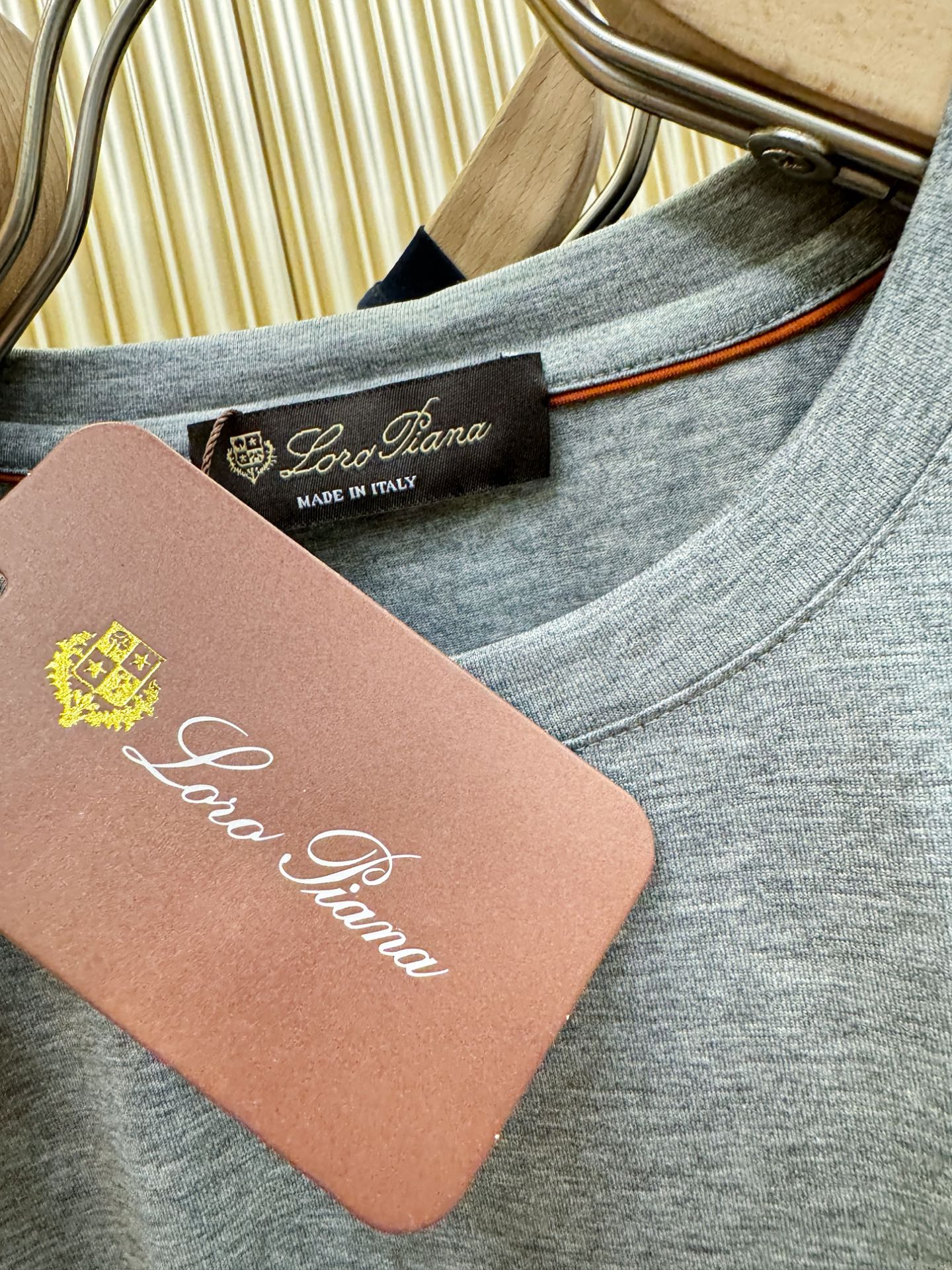 Loro Piana诺悠翩雅 顶级品质 2026新品短袖！原版定制面料，手感柔软。顶级进口私货，时尚设计