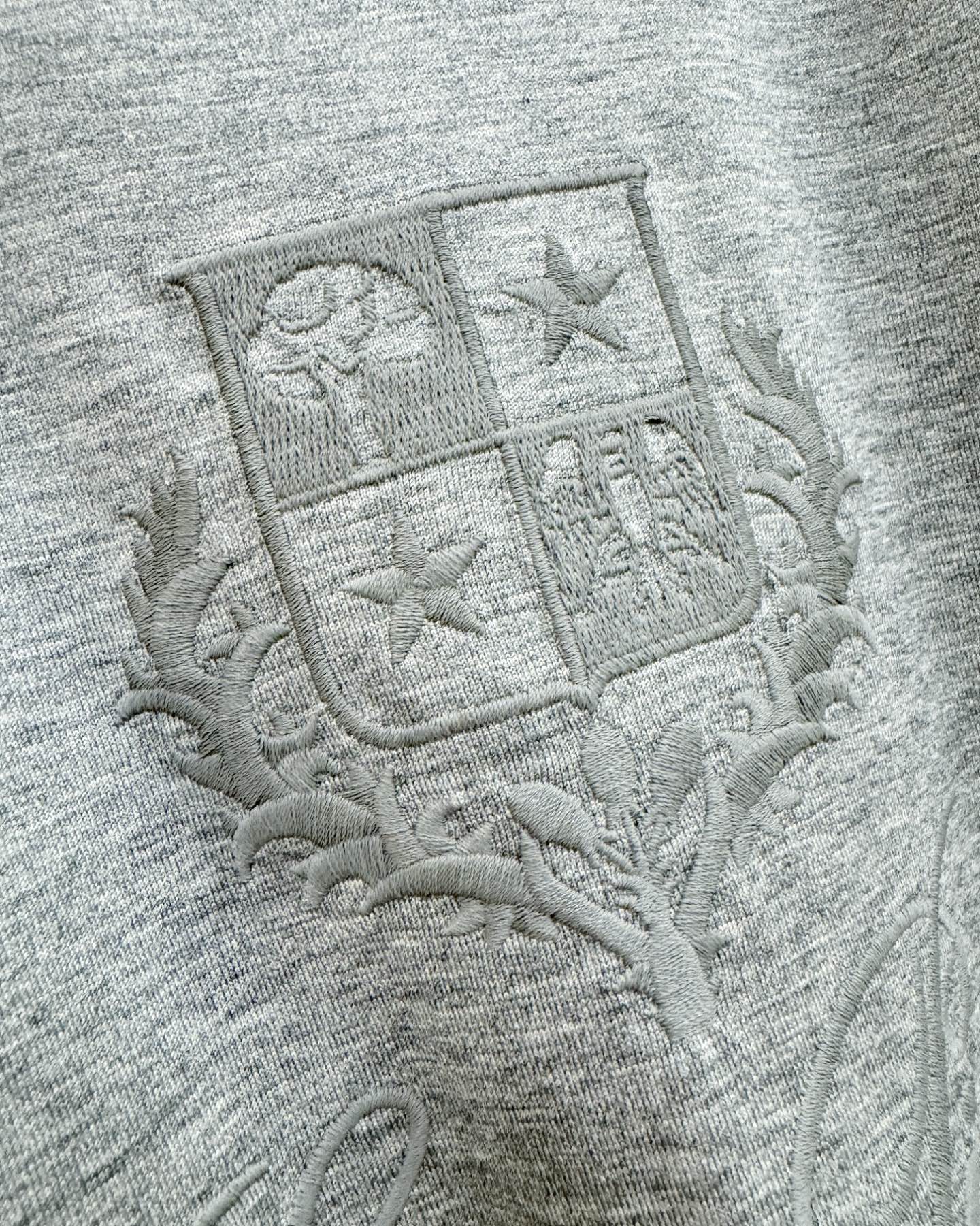 Loro Piana诺悠翩雅 顶级品质 2026新品短袖！原版定制面料，手感柔软。顶级进口私货，时尚设计