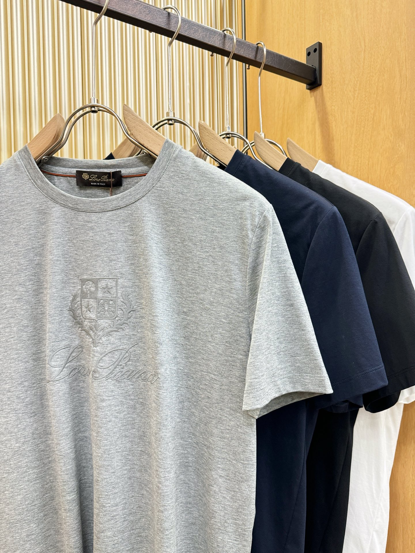 Loro Piana诺悠翩雅 顶级品质 2026新品短袖！原版定制面料，手感柔软。顶级进口私货，时尚设计