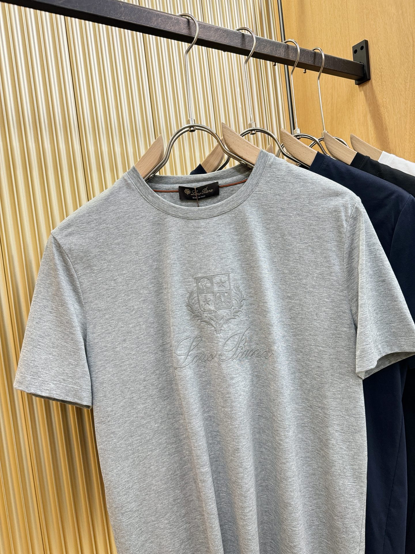 Loro Piana诺悠翩雅 顶级品质 2026新品短袖！原版定制面料，手感柔软。顶级进口私货，时尚设计