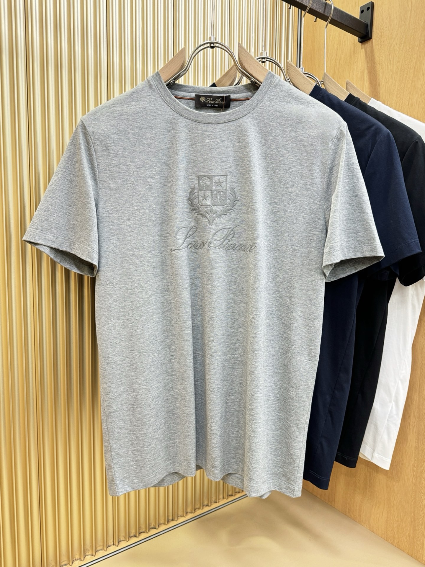 Loro Piana诺悠翩雅 顶级品质 2026新品短袖！原版定制面料，手感柔软。顶级进口私货，时尚设计