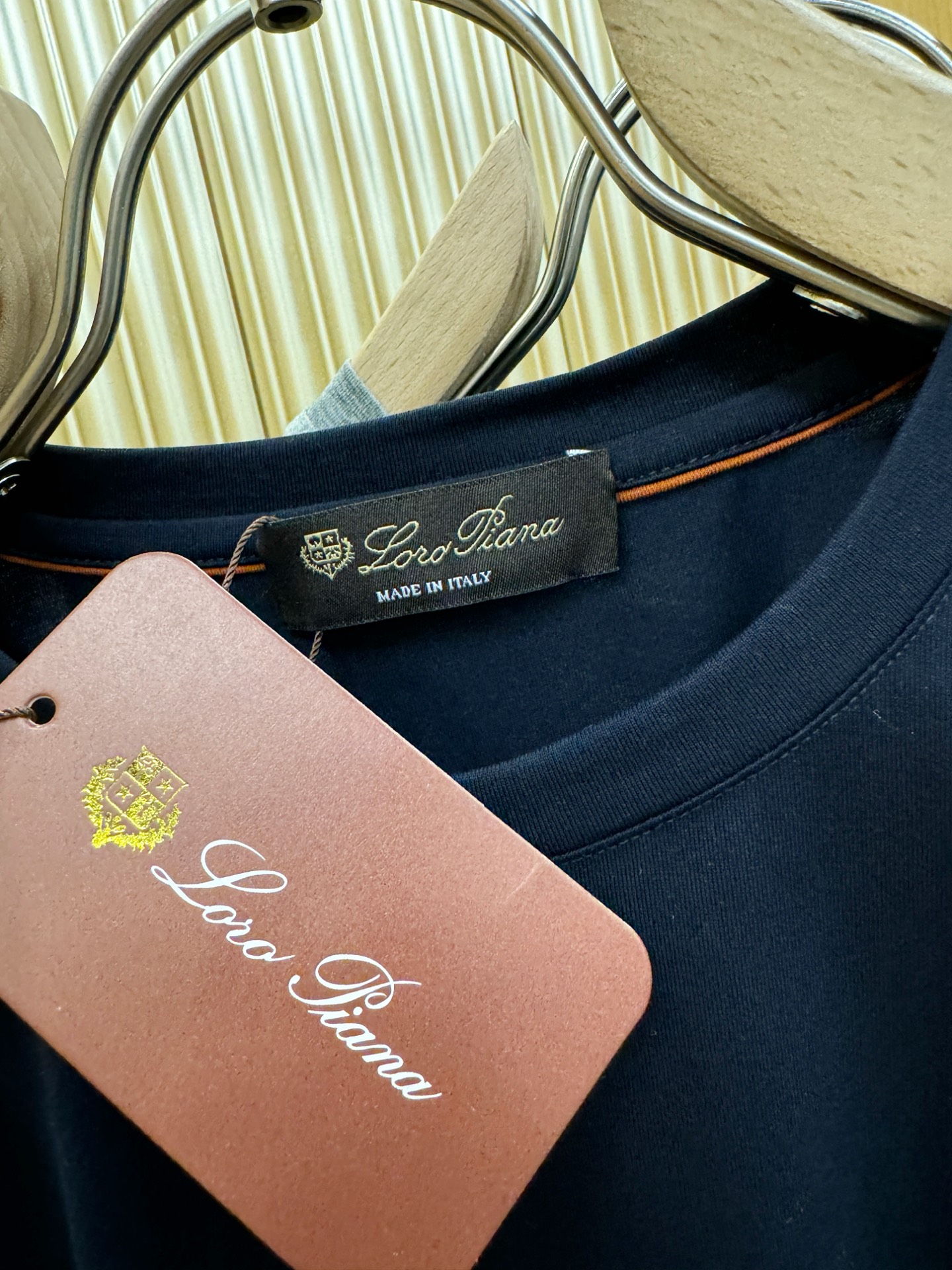 Loro Piana诺悠翩雅 顶级品质 2026新品短袖！原版定制面料，手感柔软。顶级进口私货，时尚设计