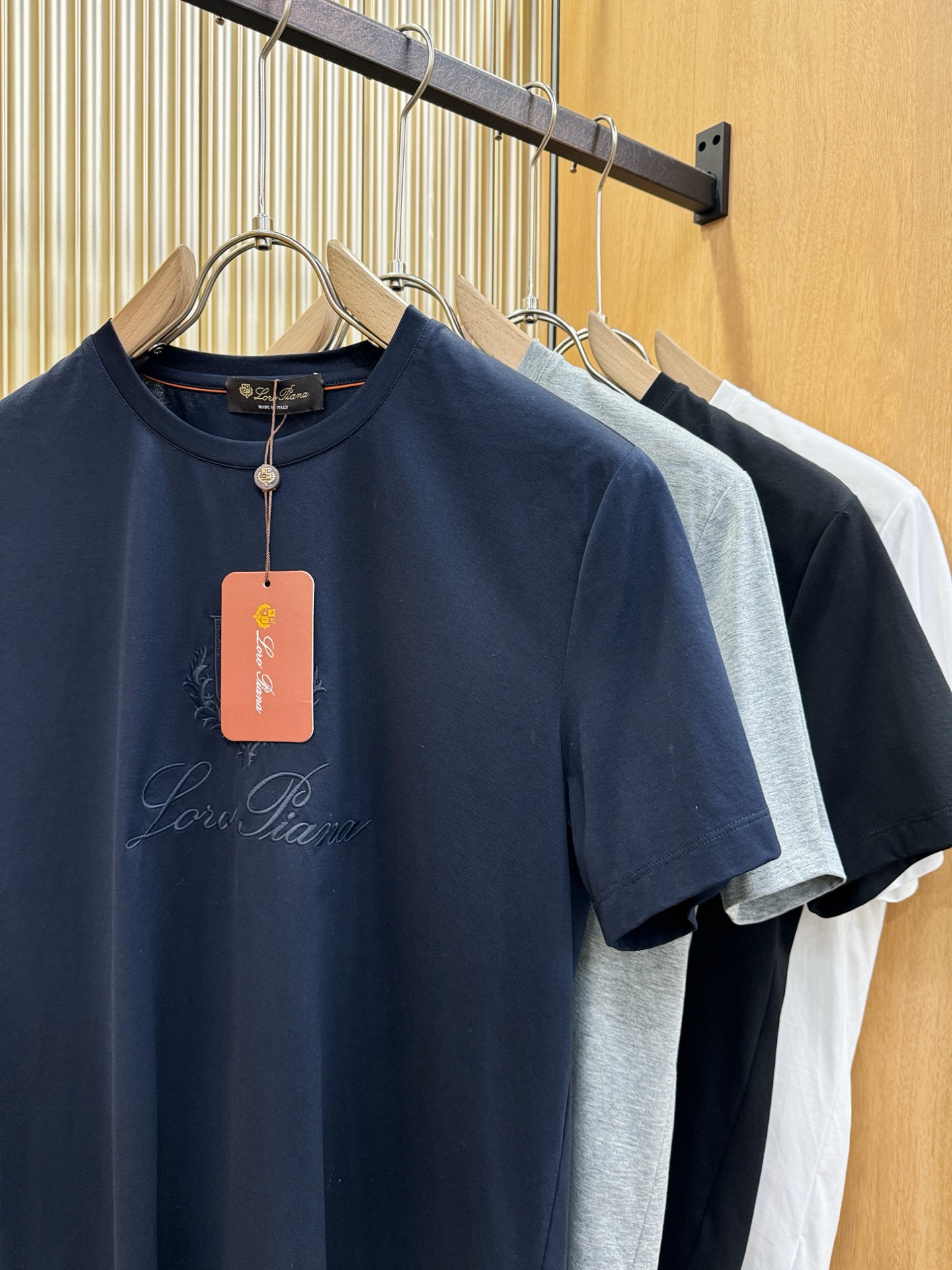 Loro Piana诺悠翩雅 顶级品质 2026新品短袖！原版定制面料，手感柔软。顶级进口私货，时尚设计