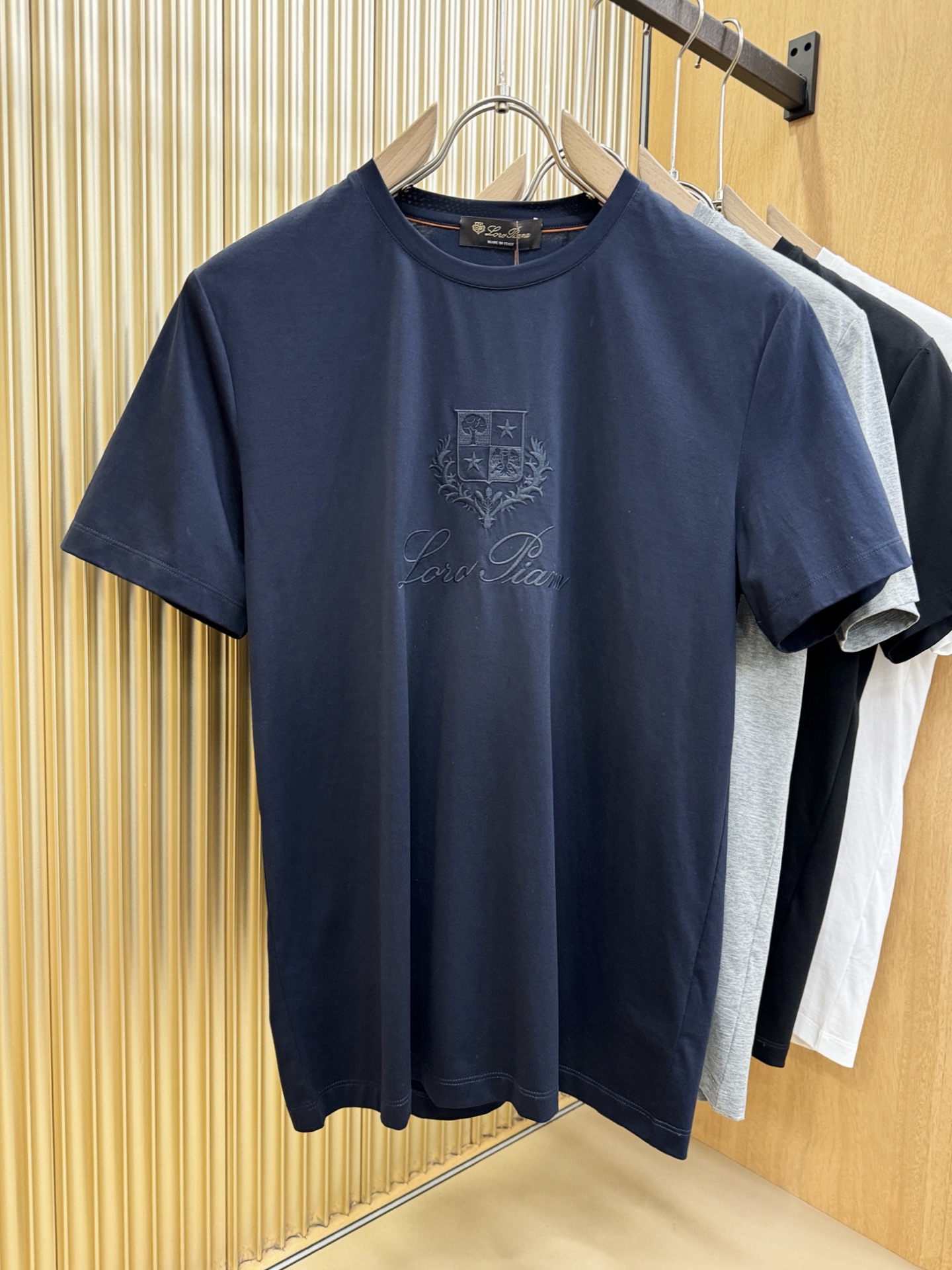 Loro Piana诺悠翩雅 顶级品质 2026新品短袖！原版定制面料，手感柔软。顶级进口私货，时尚设计