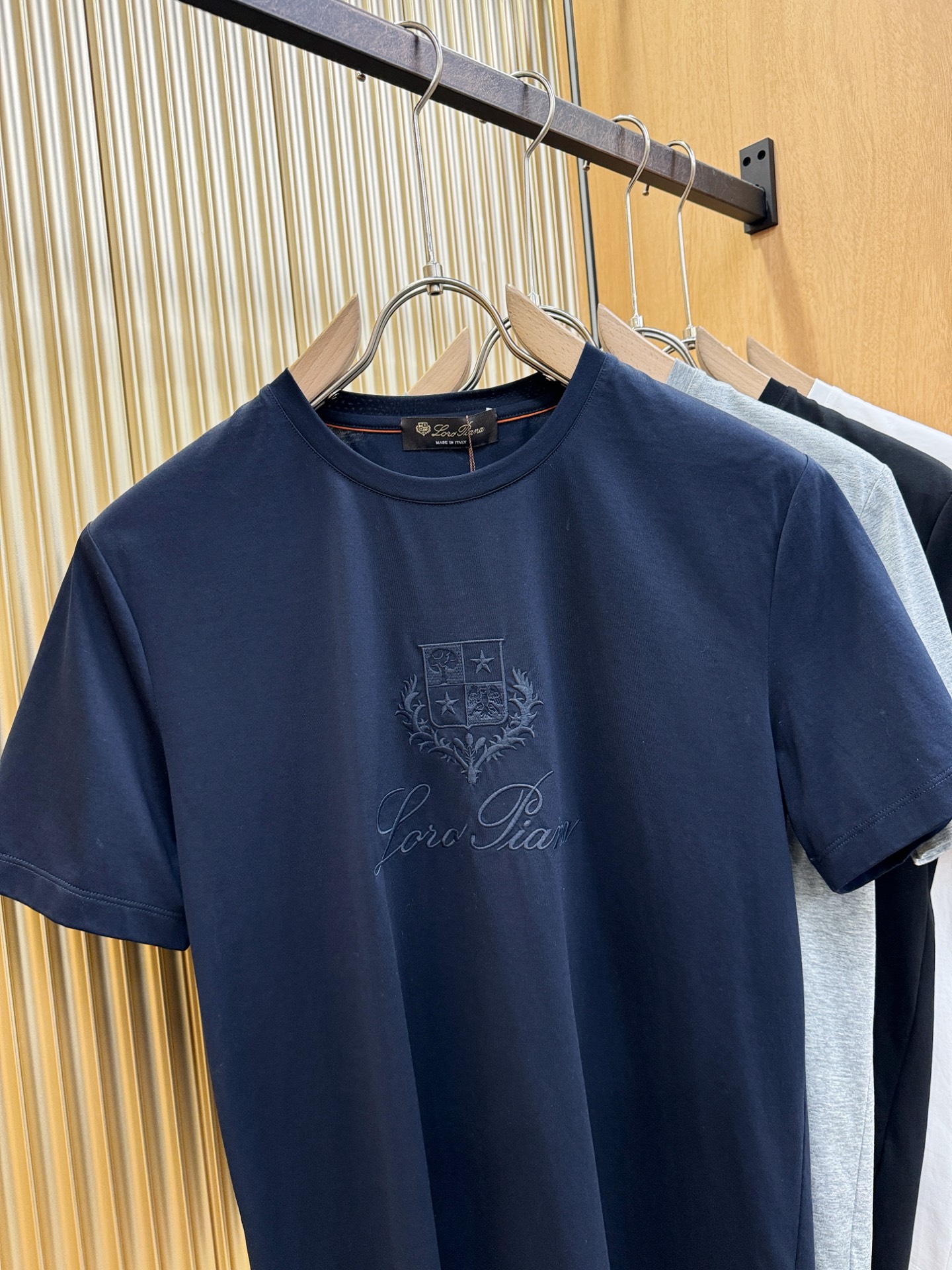 Loro Piana诺悠翩雅 顶级品质 2026新品短袖！原版定制面料，手感柔软。顶级进口私货，时尚设计