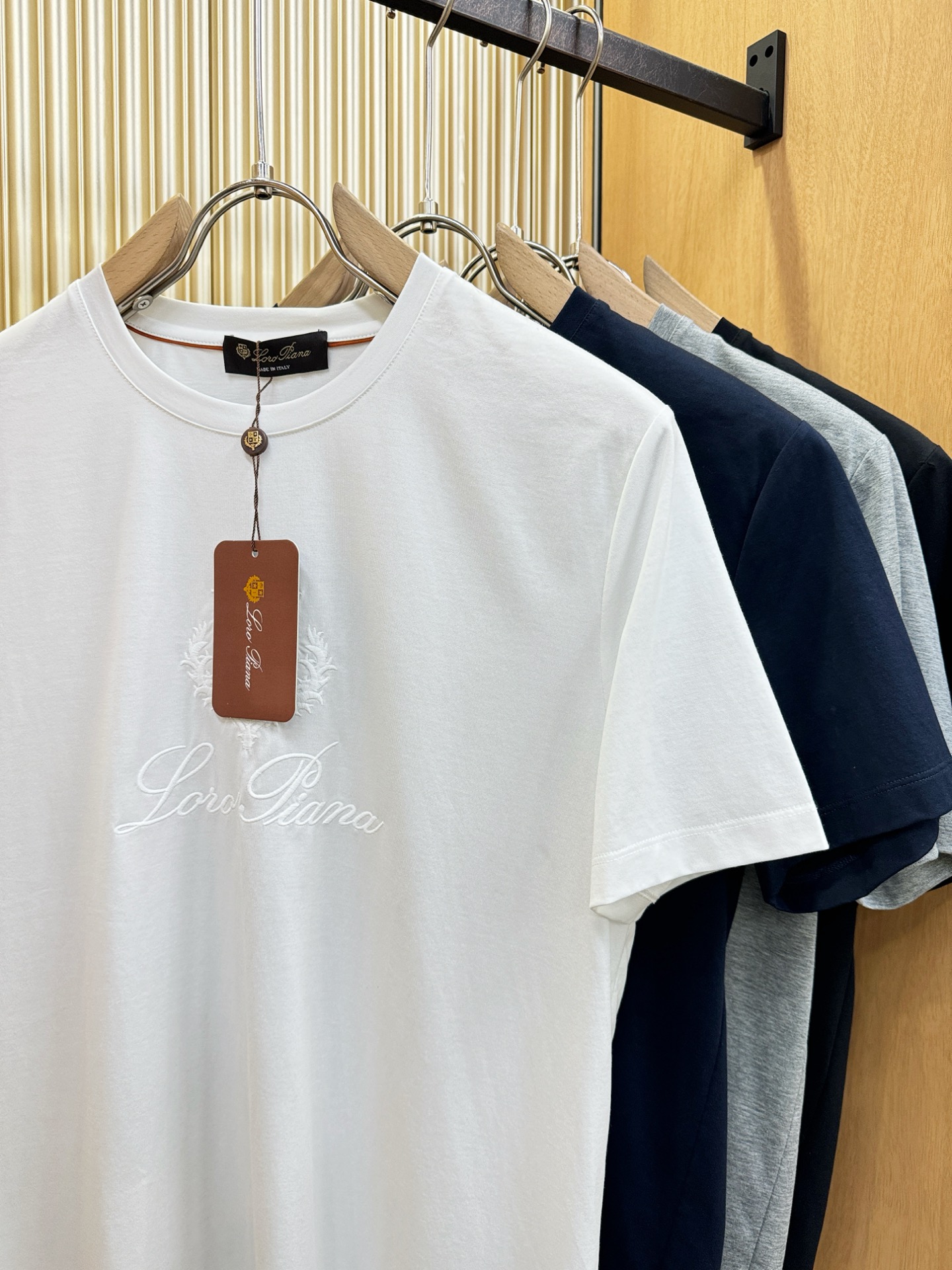 Loro Piana诺悠翩雅 顶级品质 2026新品短袖！原版定制面料，手感柔软。顶级进口私货，时尚设计