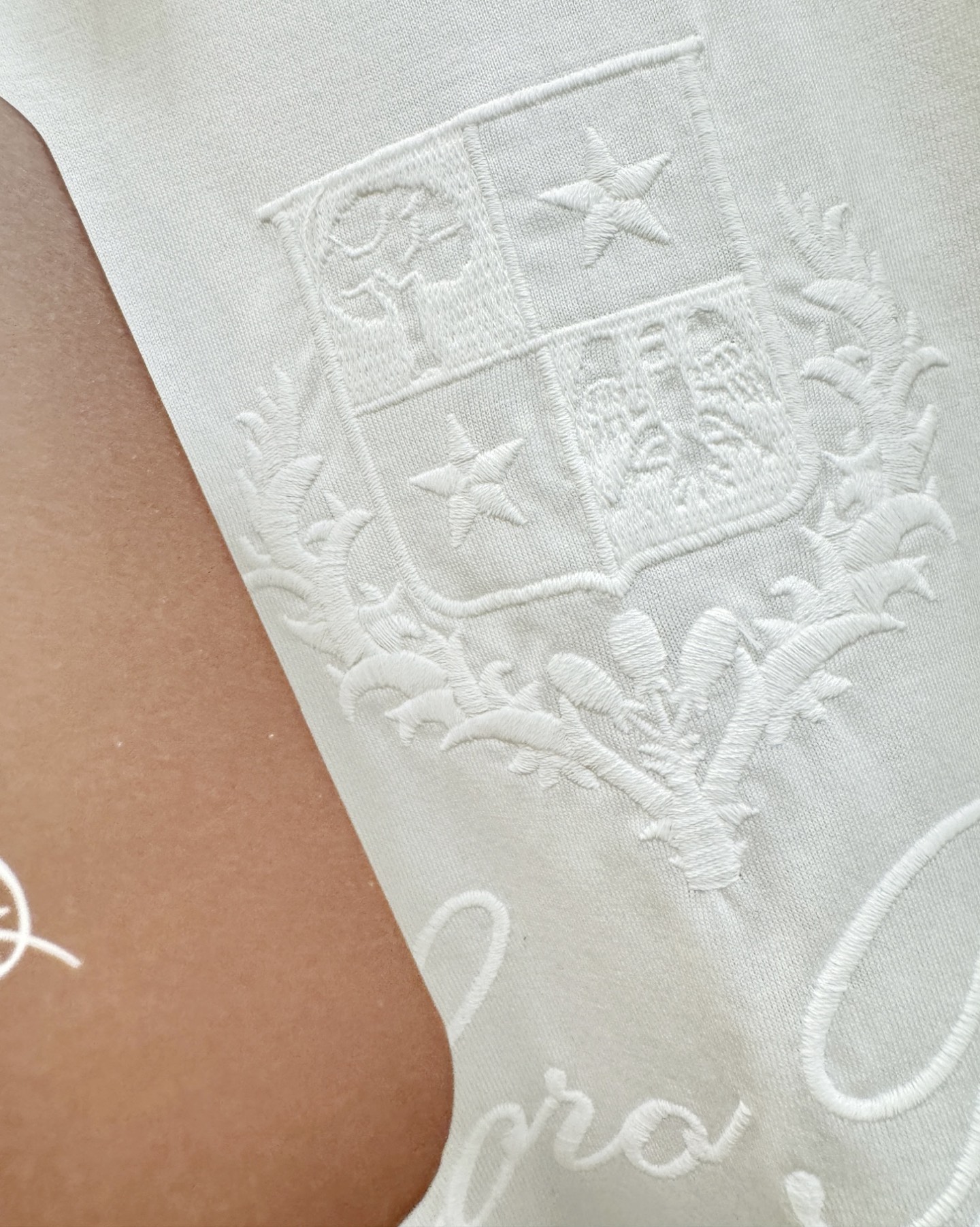 Loro Piana诺悠翩雅 顶级品质 2026新品短袖！原版定制面料，手感柔软。顶级进口私货，时尚设计