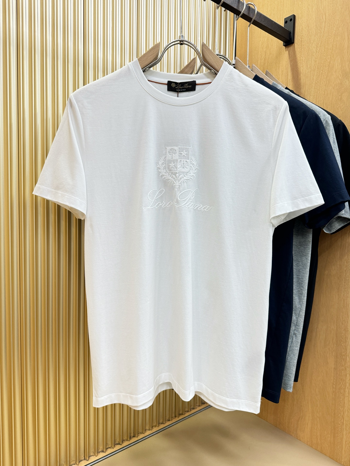 Loro Piana诺悠翩雅 顶级品质 2026新品短袖！原版定制面料，手感柔软。顶级进口私货，时尚设计