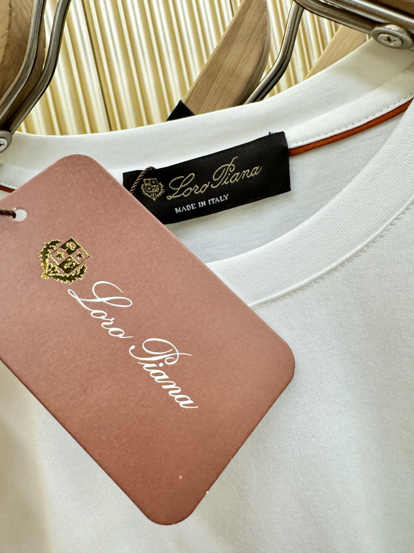 Loro Piana诺悠翩雅 顶级品质 2026新品短袖！原版定制面料，手感柔软。顶级进口私货，时尚设计