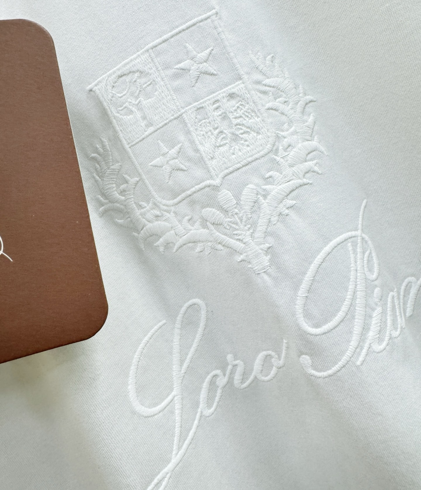 Loro Piana诺悠翩雅 顶级品质 2026新品短袖！原版定制面料，手感柔软。顶级进口私货，时尚设计