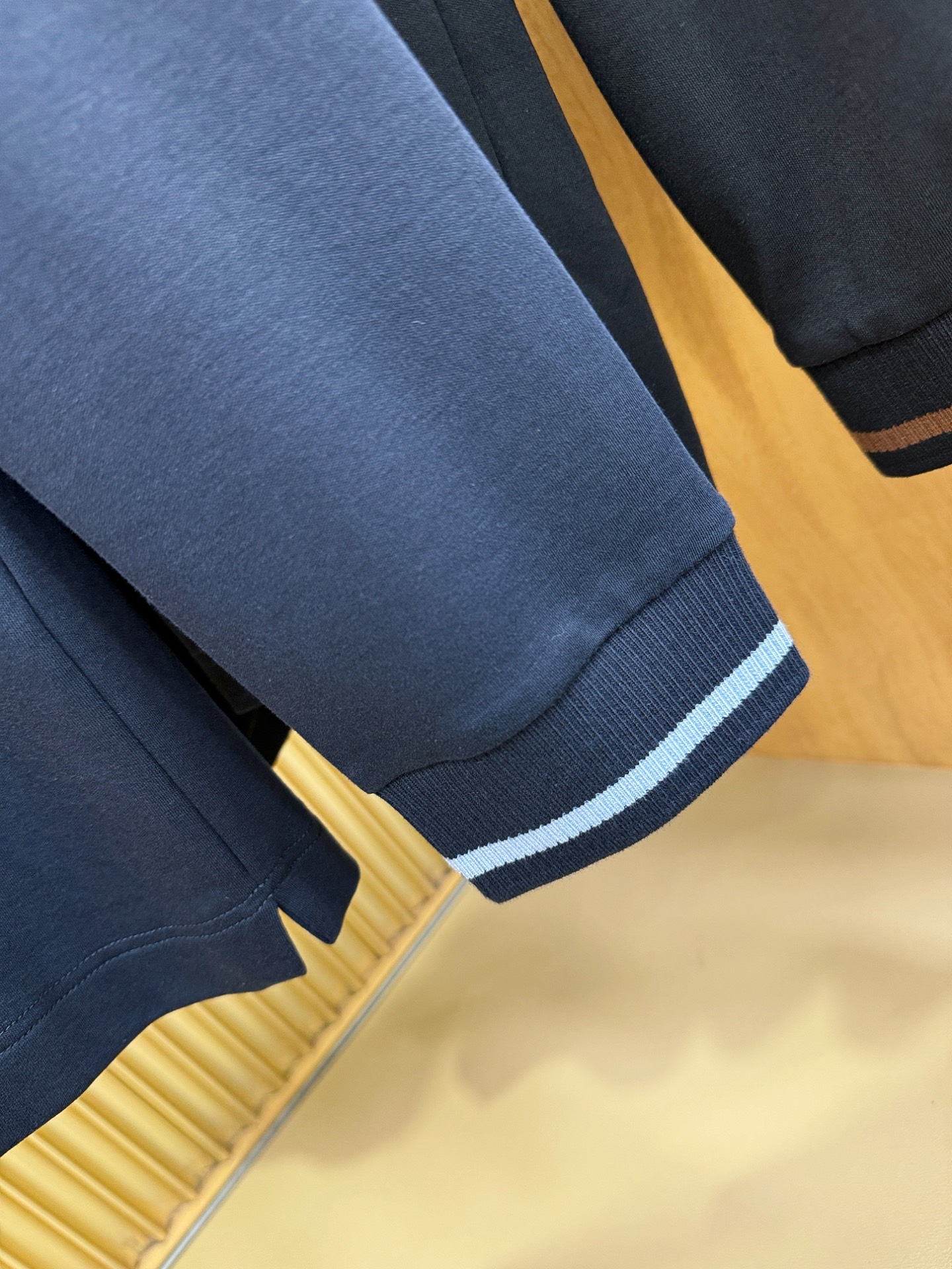 Loro Piana诺悠翩雅 新品 长袖T恤，经典Logo设计，百搭款 官网同步发售 定制面料，柔软细腻