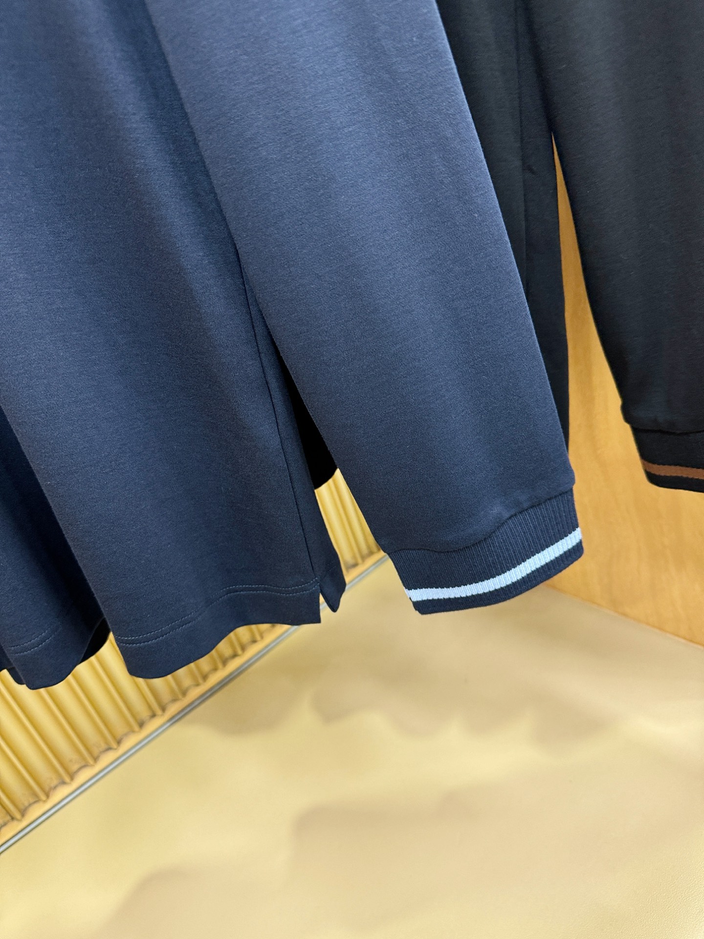 Loro Piana诺悠翩雅 新品 长袖T恤，经典Logo设计，百搭款 官网同步发售 定制面料，柔软细腻