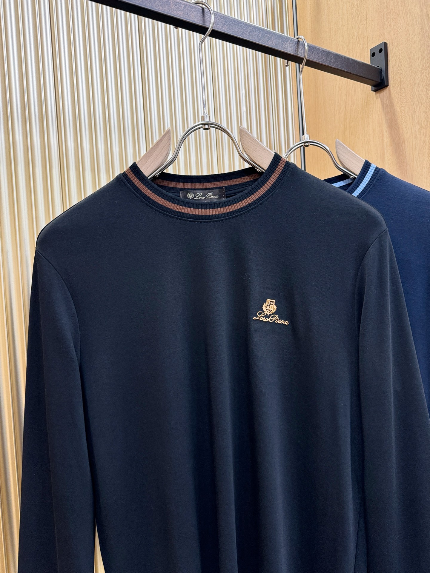 Loro Piana诺悠翩雅 新品 长袖T恤，经典Logo设计，百搭款 官网同步发售 定制面料，柔软细腻