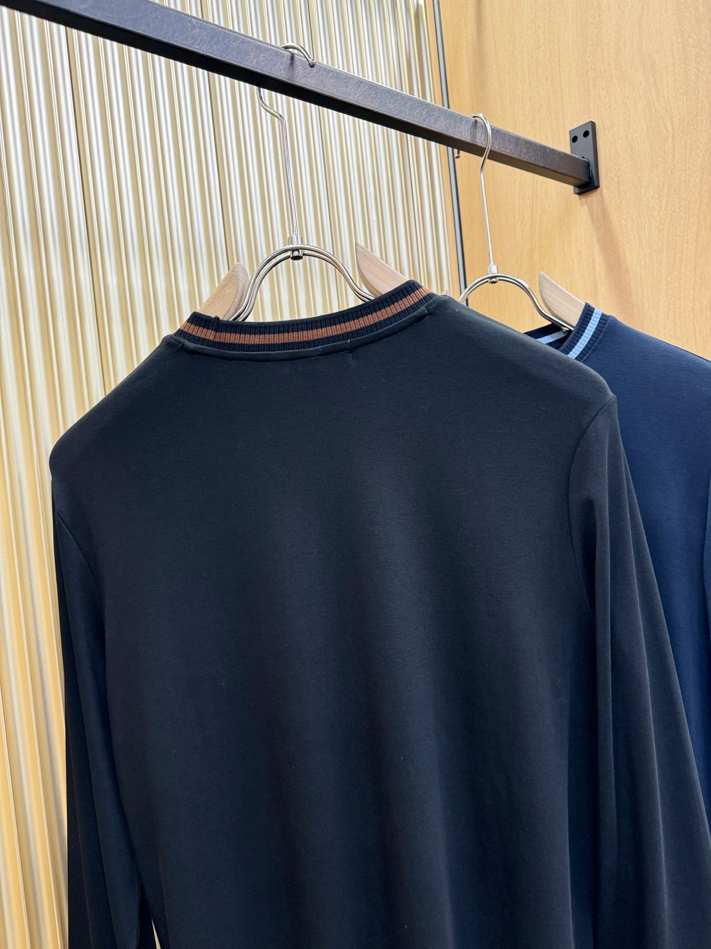 Loro Piana诺悠翩雅 新品 长袖T恤，经典Logo设计，百搭款 官网同步发售 定制面料，柔软细腻