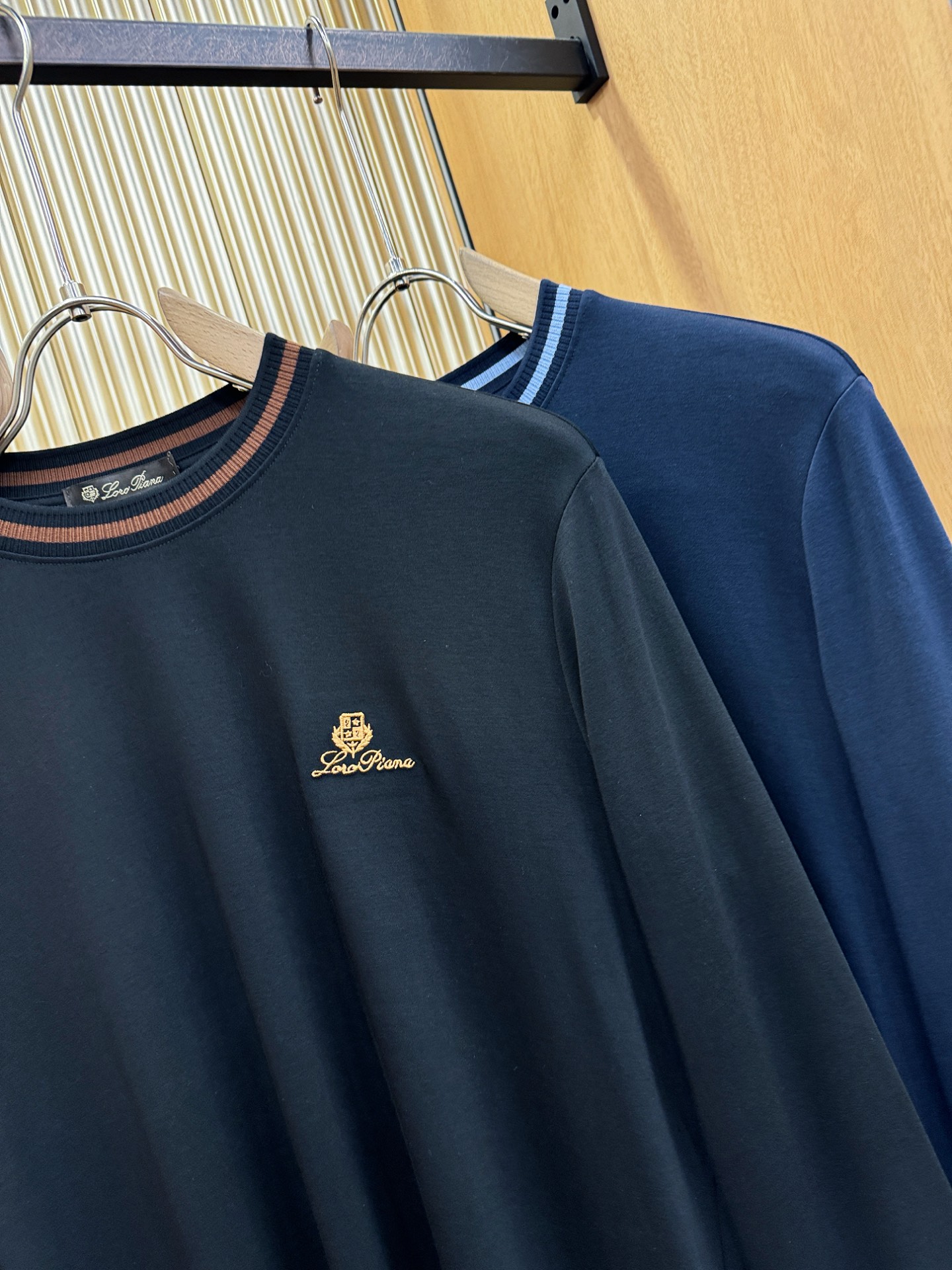 Loro Piana诺悠翩雅 新品 长袖T恤，经典Logo设计，百搭款 官网同步发售 定制面料，柔软细腻