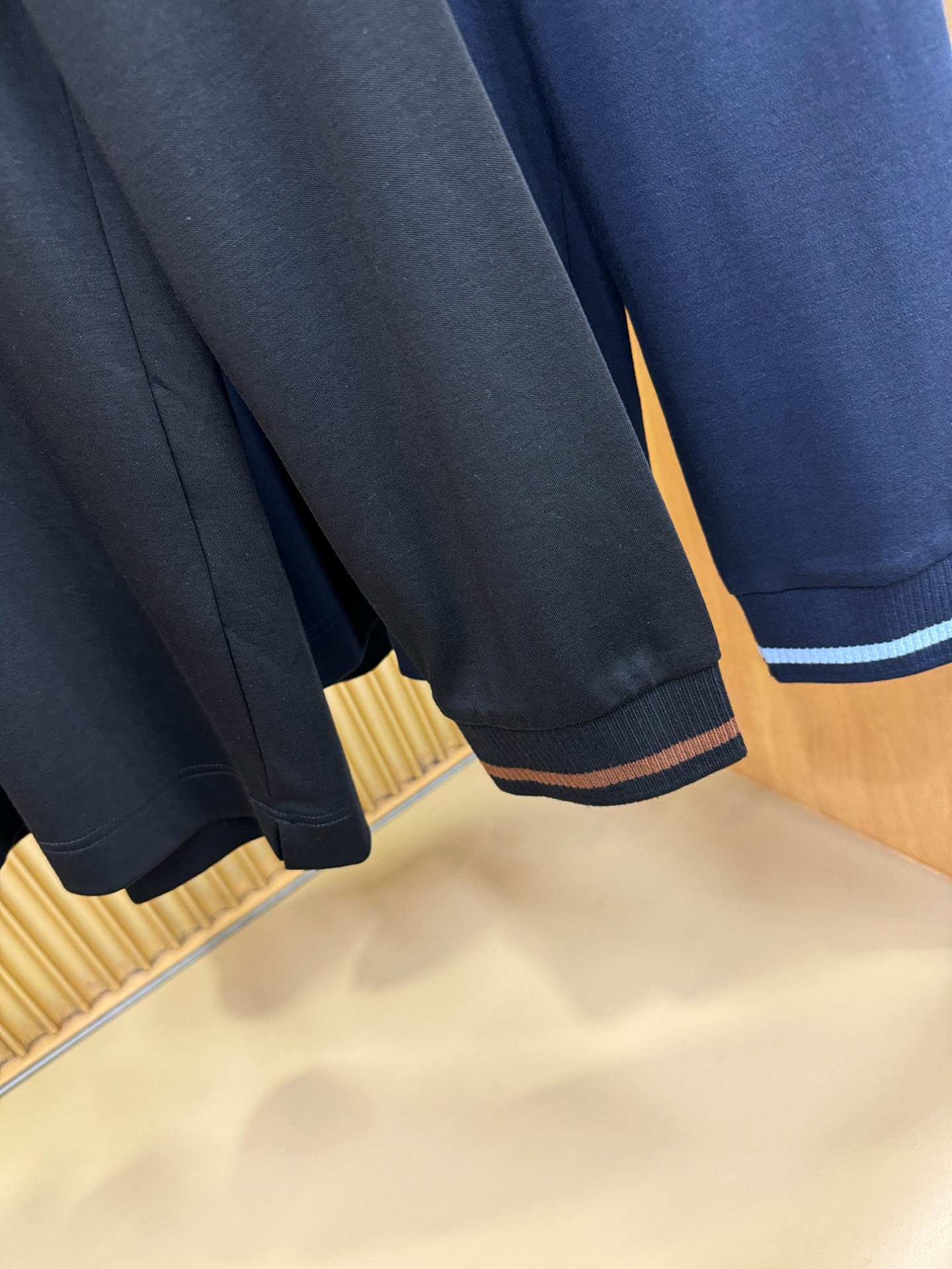 Loro Piana诺悠翩雅 新品 长袖T恤，经典Logo设计，百搭款 官网同步发售 定制面料，柔软细腻