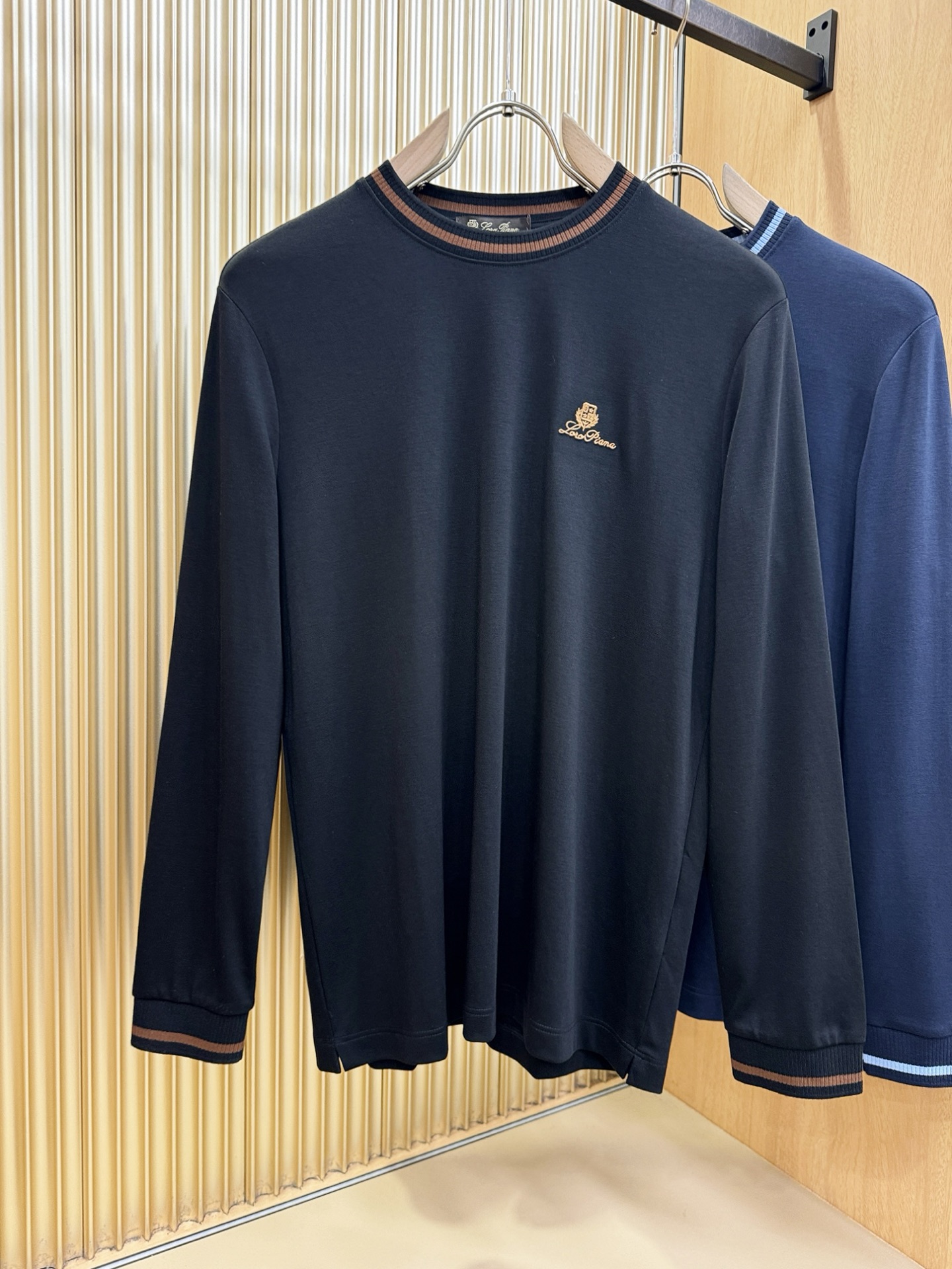 Loro Piana诺悠翩雅 新品 长袖T恤，经典Logo设计，百搭款 官网同步发售 定制面料，柔软细腻